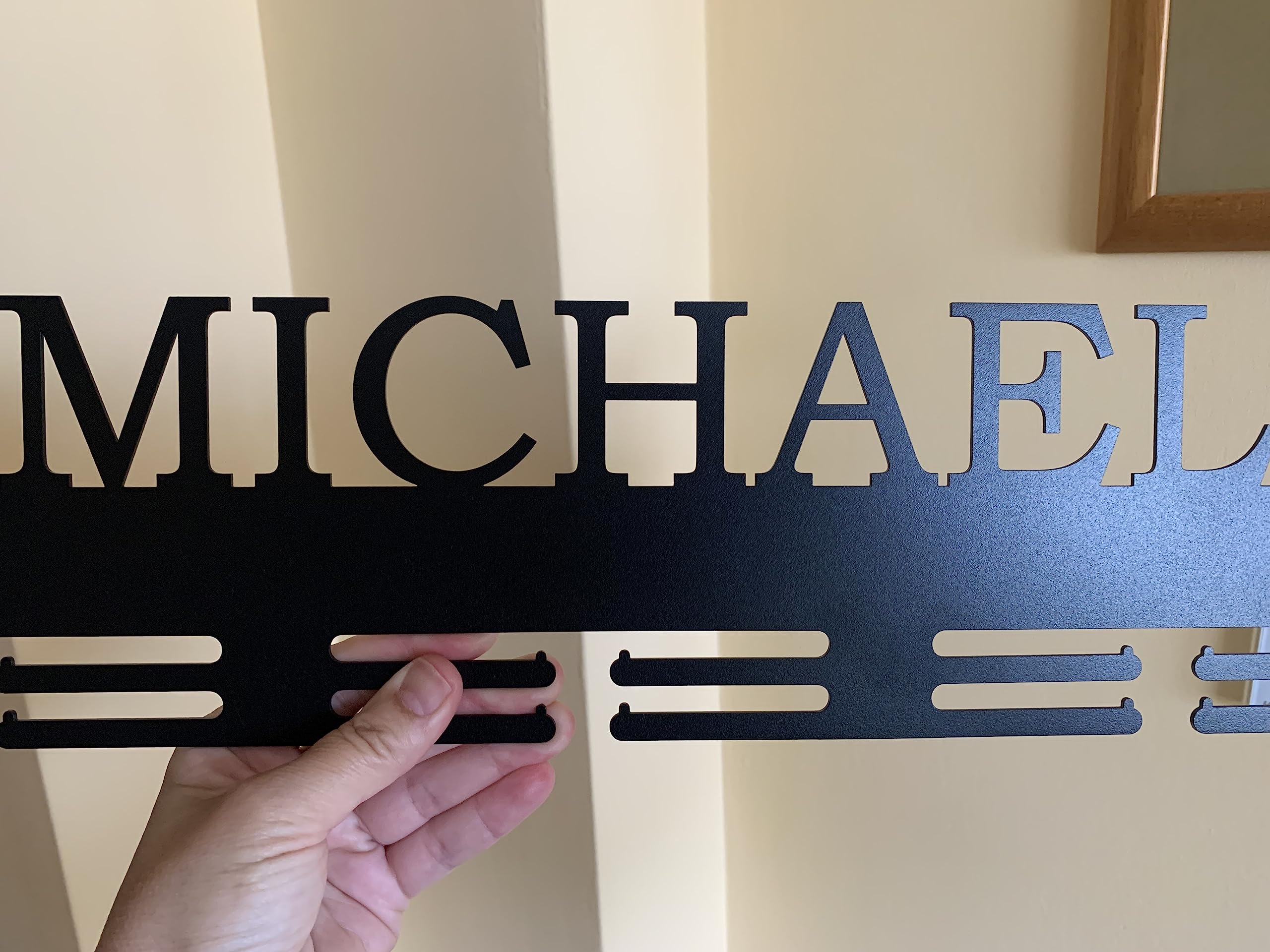 Porta Medaglie Personalizzato con Nome o Testo, Appendi Medaglie Sportivo in Metallo da Parete, Espositore per Medaglie da Corsa, Dimensioni Disponibili