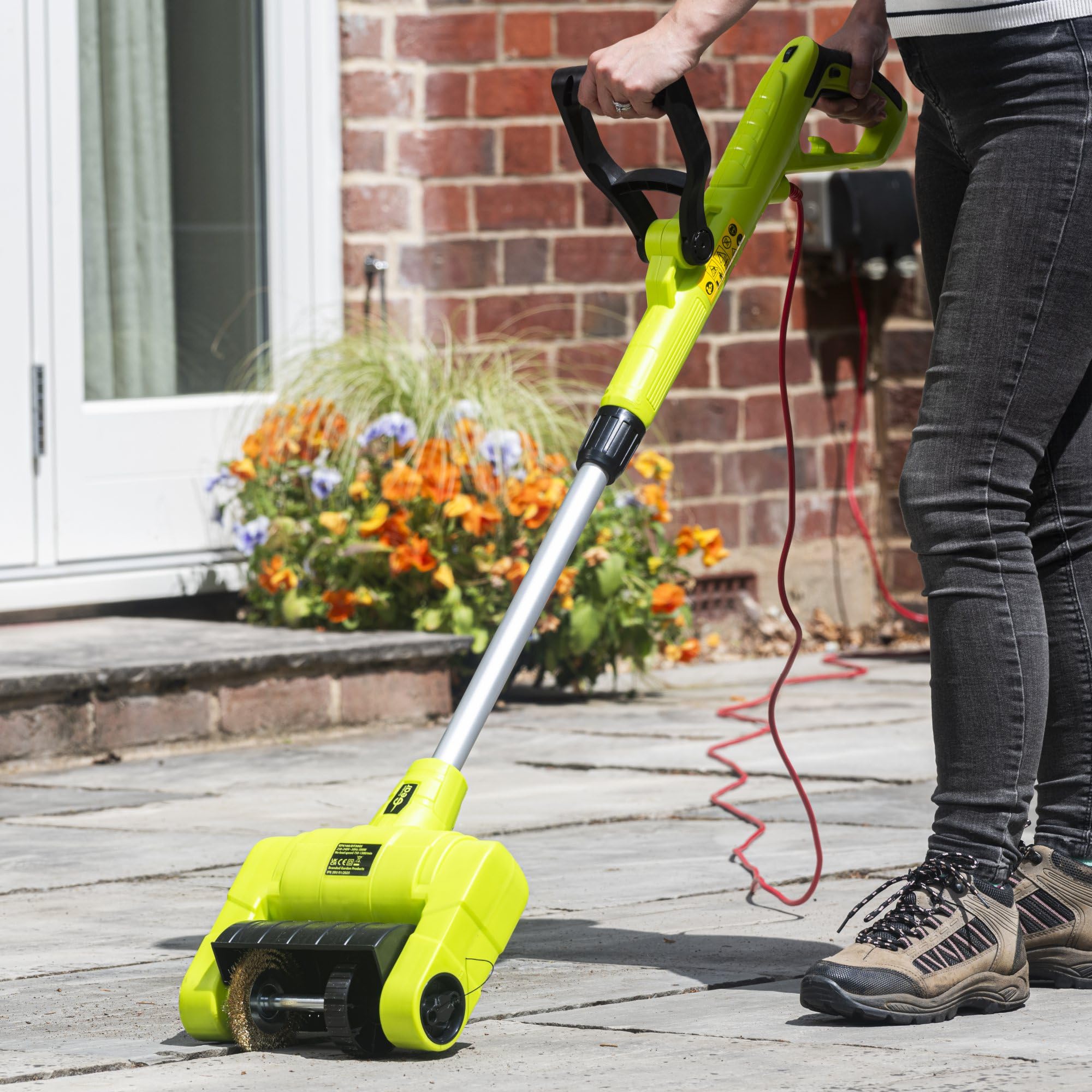Garden Gear 500W Electric Garden Cleaning Brush and Weed Sweeper - 2in