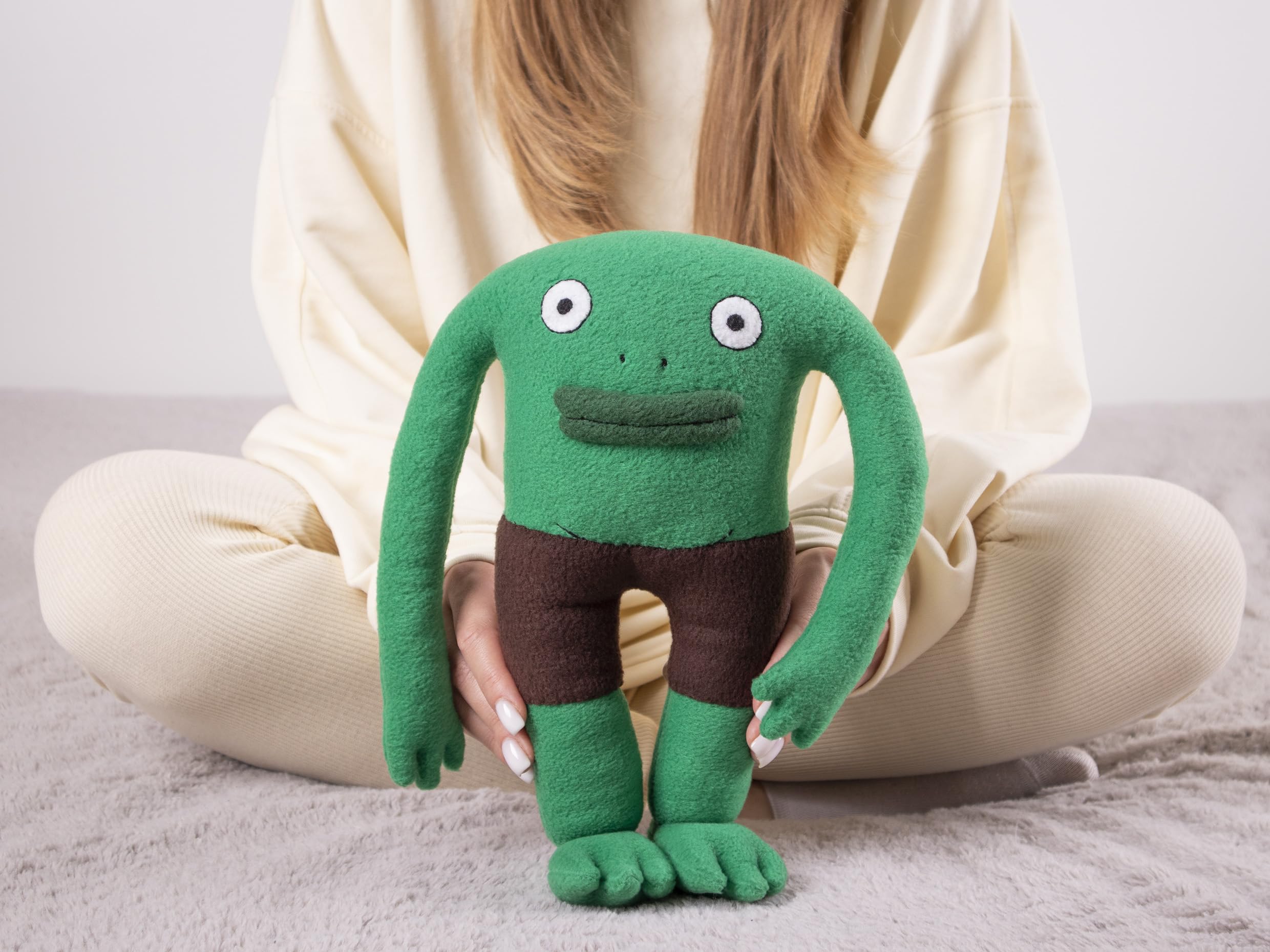 Mr.E Posing Plush Toy ぬいぐるみ Mr.E Posing Plush Toy 赤黒 ぬいぐるみ