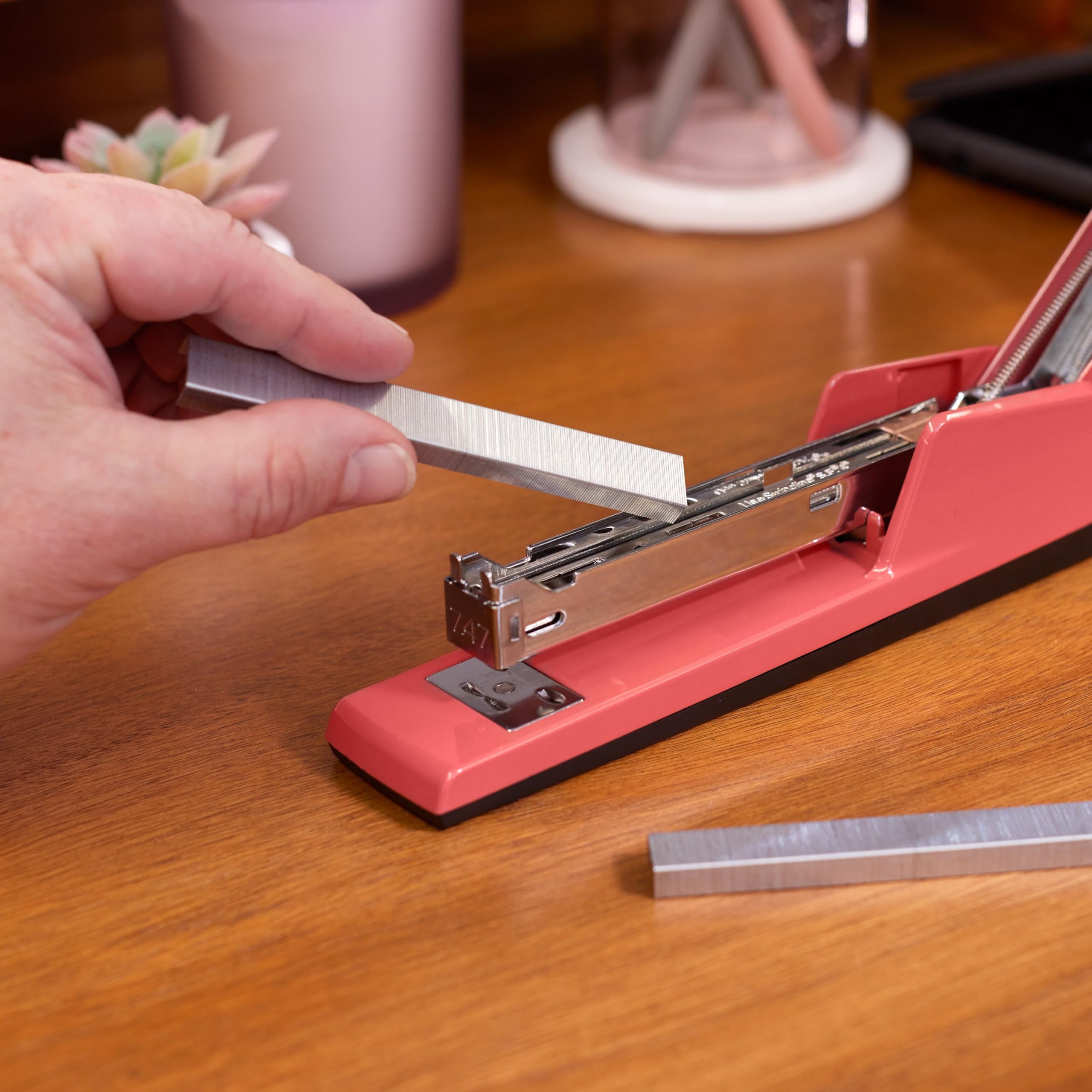 Amazon.co.jp: Swingline 747 Classic Desk Stapler in Lipstick Red