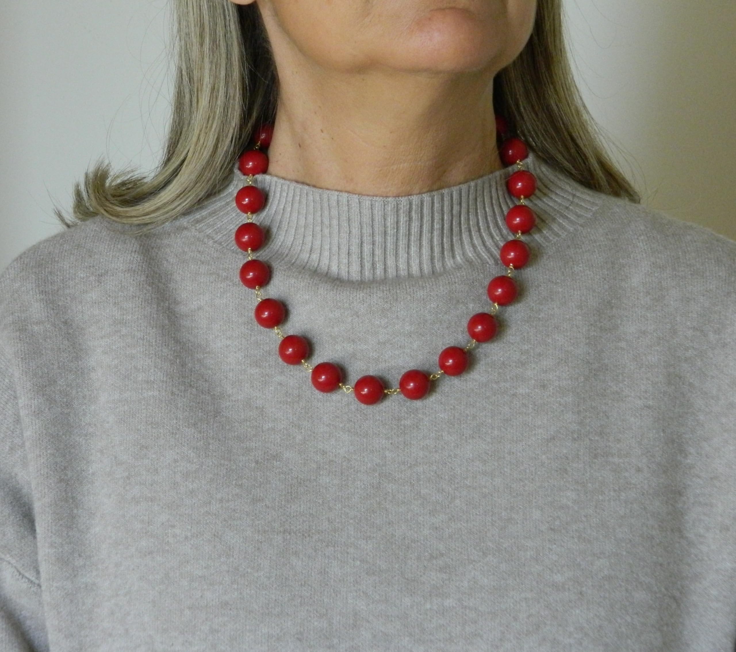 Collana girocollo donna con palline lisce 14 mm in pasta di corallo rosso scuro – Catenella e chiusura dorata – Lunghezza 52 cm – Gioielli artigianali Made in Italy – Nichel free – DodiGioielli