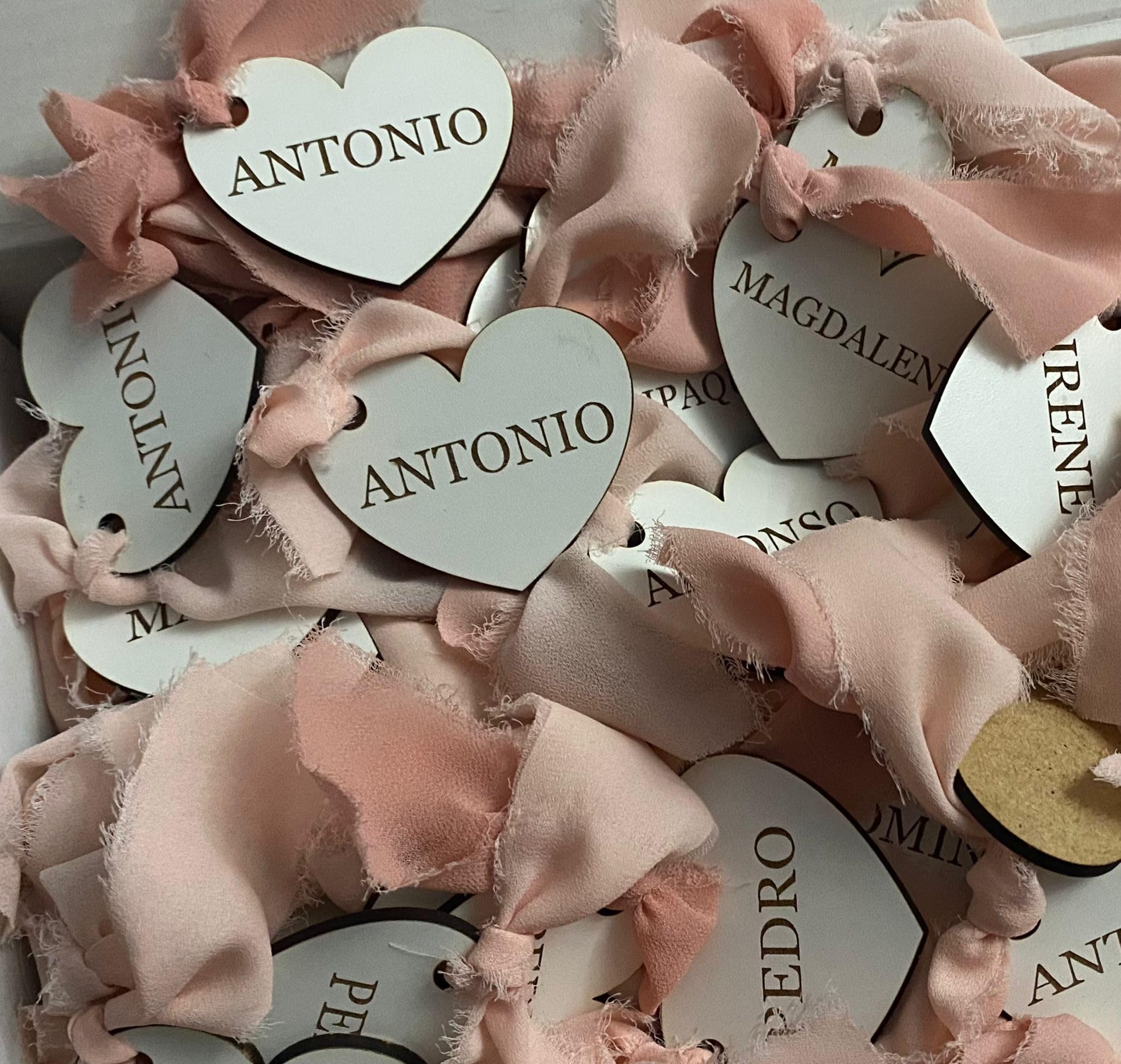 MARCASITIOS DE NOMBRES CON FORMA CORAZÓN DE MADERA BLANCA