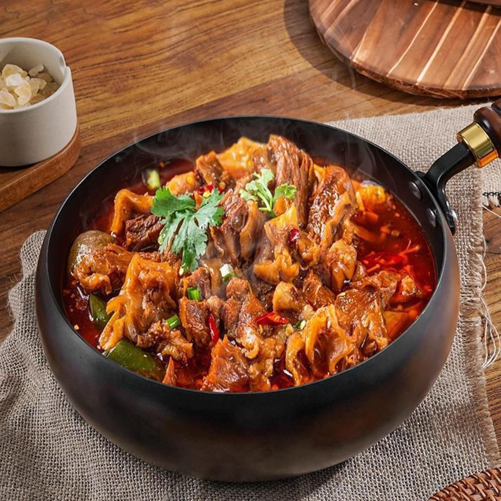 Padella Wok In Ferro Forgiato A Mano – 28 Cm, Non Rivestita, A Pancia Grande, Con Coperchio In Legno, Cottura Sana E Ottima Ritenzione Del Calore