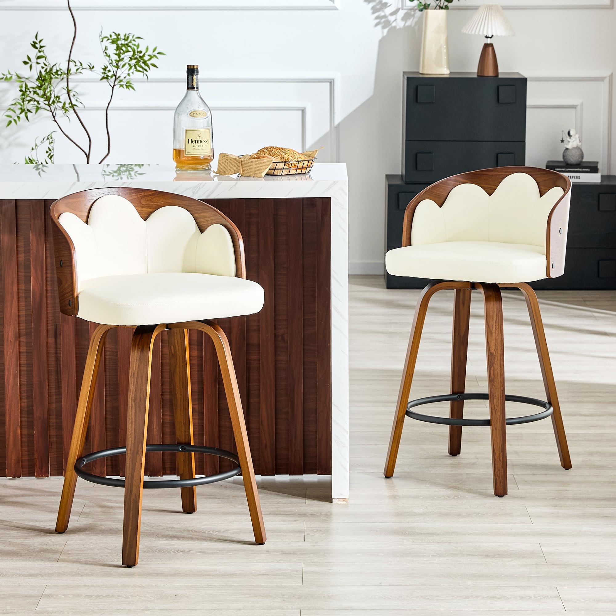Tabourets de bar en bois et cuir blanc pour sublimer votre cuisine moderne