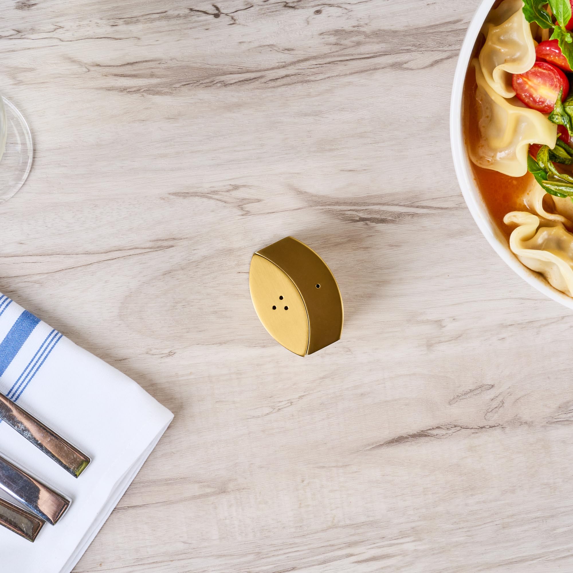 Restaurantware -RW Base - Juego de salero y pimentero de 2 onzas, 1 juego de sal y pimentero duradero, apto para lavavajillas, recargable, kit de sal y pimienta de acero dorado para restaurantes o