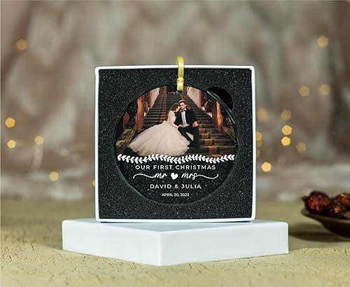 Miniatura 3 de Adorno personalizado de Mr and Mrs 2023  Adorno de foto de casado  Adorno de primera Navidad como casado  Regalos para recién casados  Regalos para