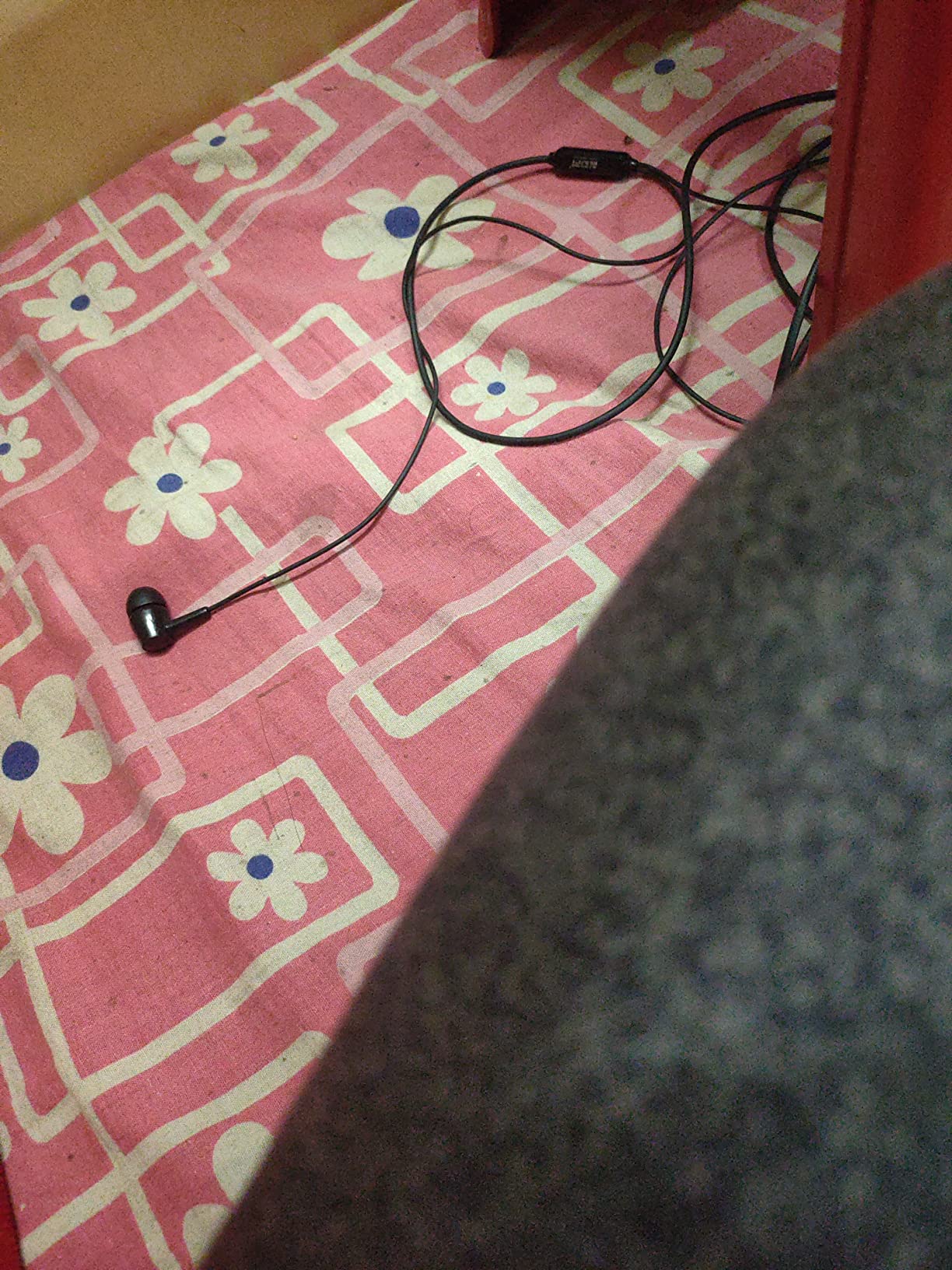 boAt BassHeads 132 Wired in Ear Earphone with Mic (Silver Surfer