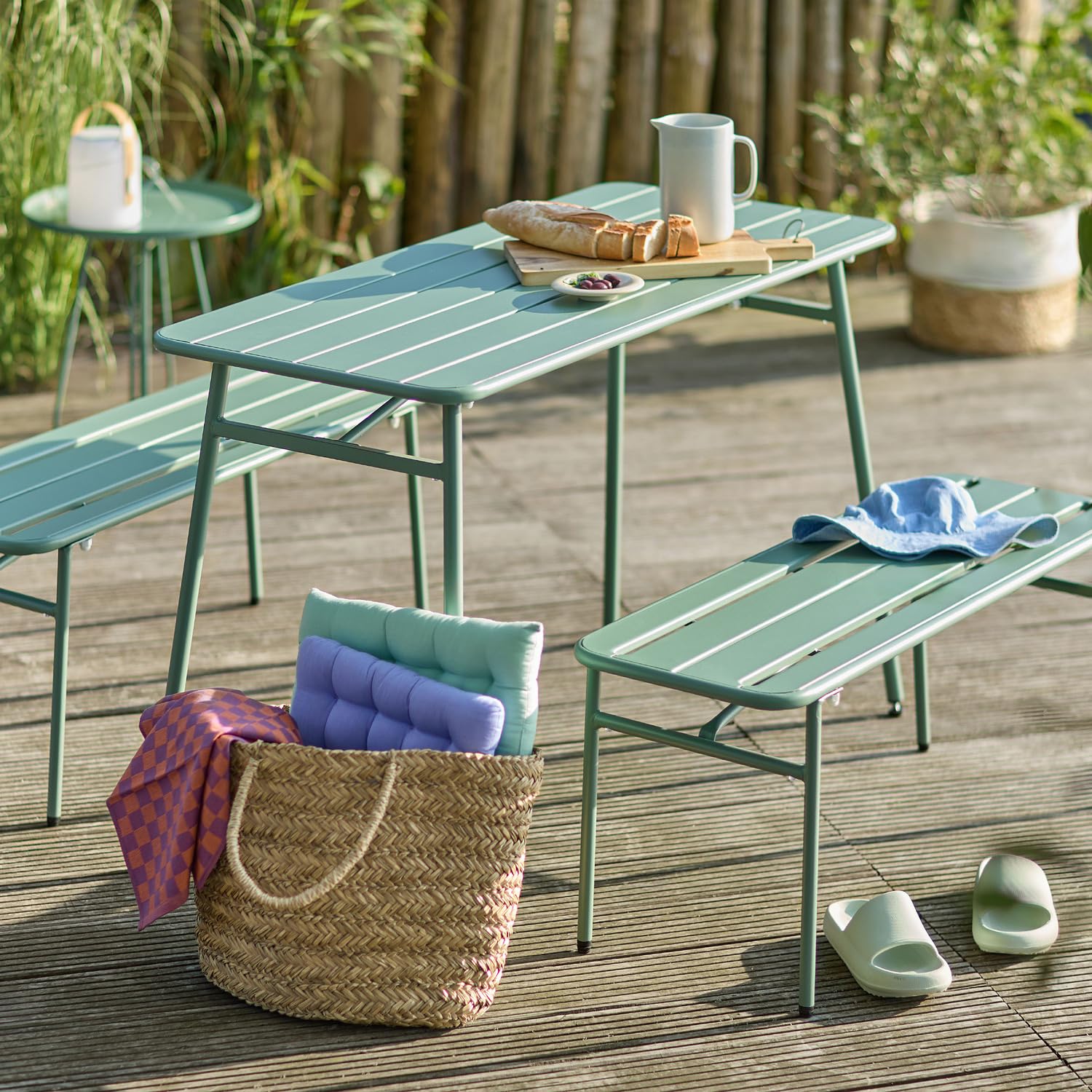 BUTLERS Sitzgruppe 3-teilig Stahl - LINESIDE | Farbe Grün - Esstisch-Set mit Tisch & 2 Bänken - Gartenmöbel für Stadt-Terrassen - Balkonmöbel für Höfe