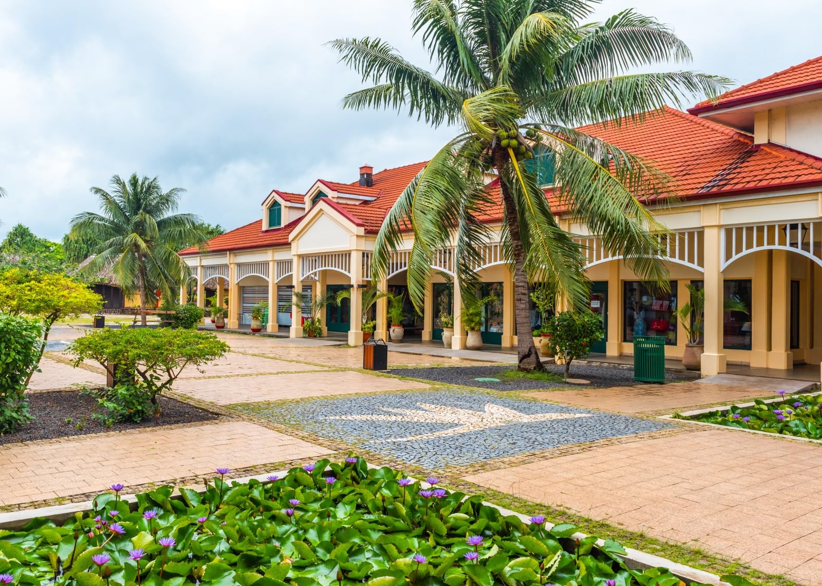 12x8FT (3.6x2.5m) Cortile Tropicale Resort Con Palme Sfondo Fotografico | Giardino Di Hotel Su Isola Soleggiata Fondale In Tessuto,Ville Con Tetto Rosso,Per Feste Di Viaggio E Ritratti,Photo Booth