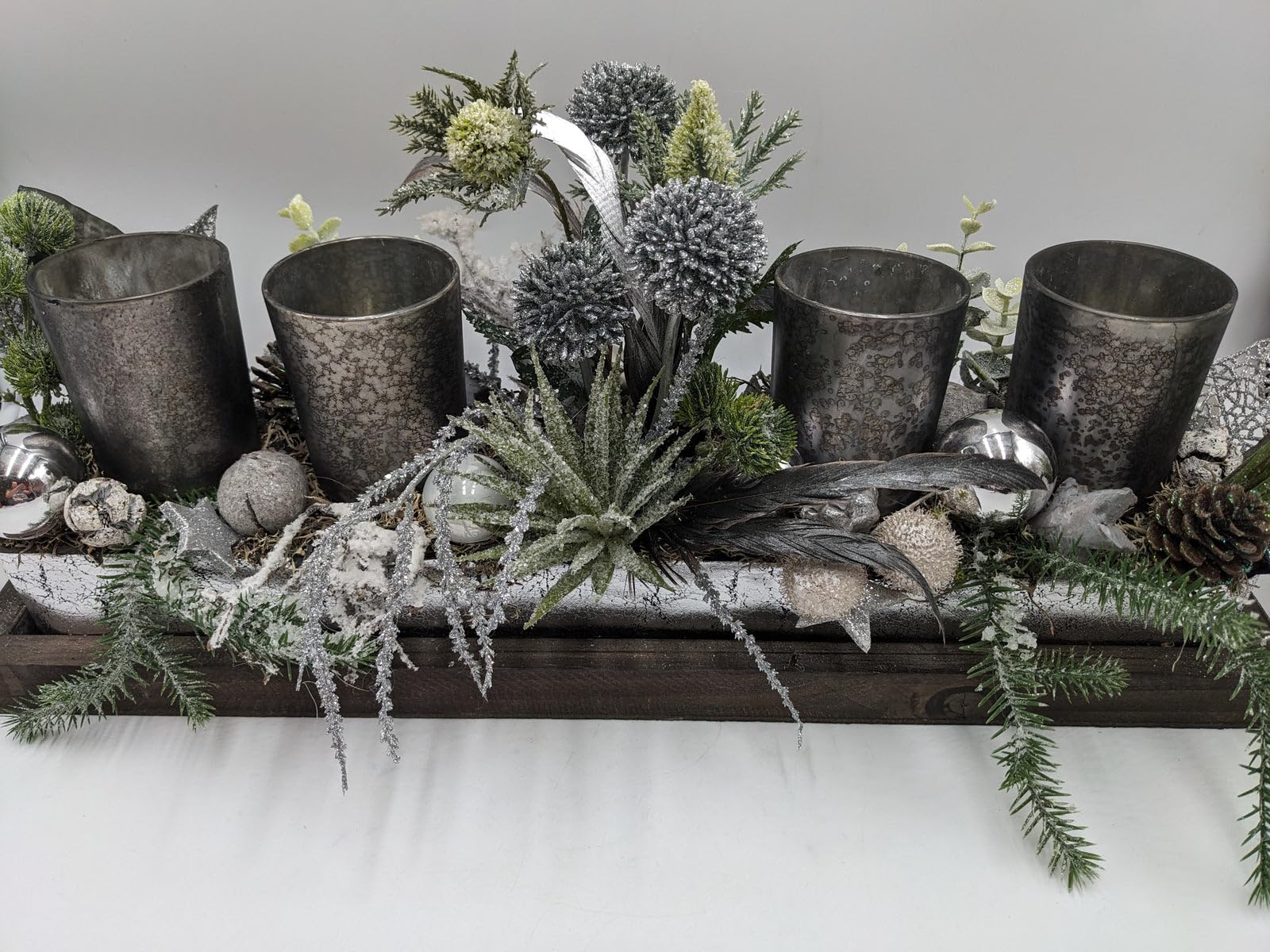 Weihnachtsgesteck Teelicht Kugel Craspedia Distel grau Silber