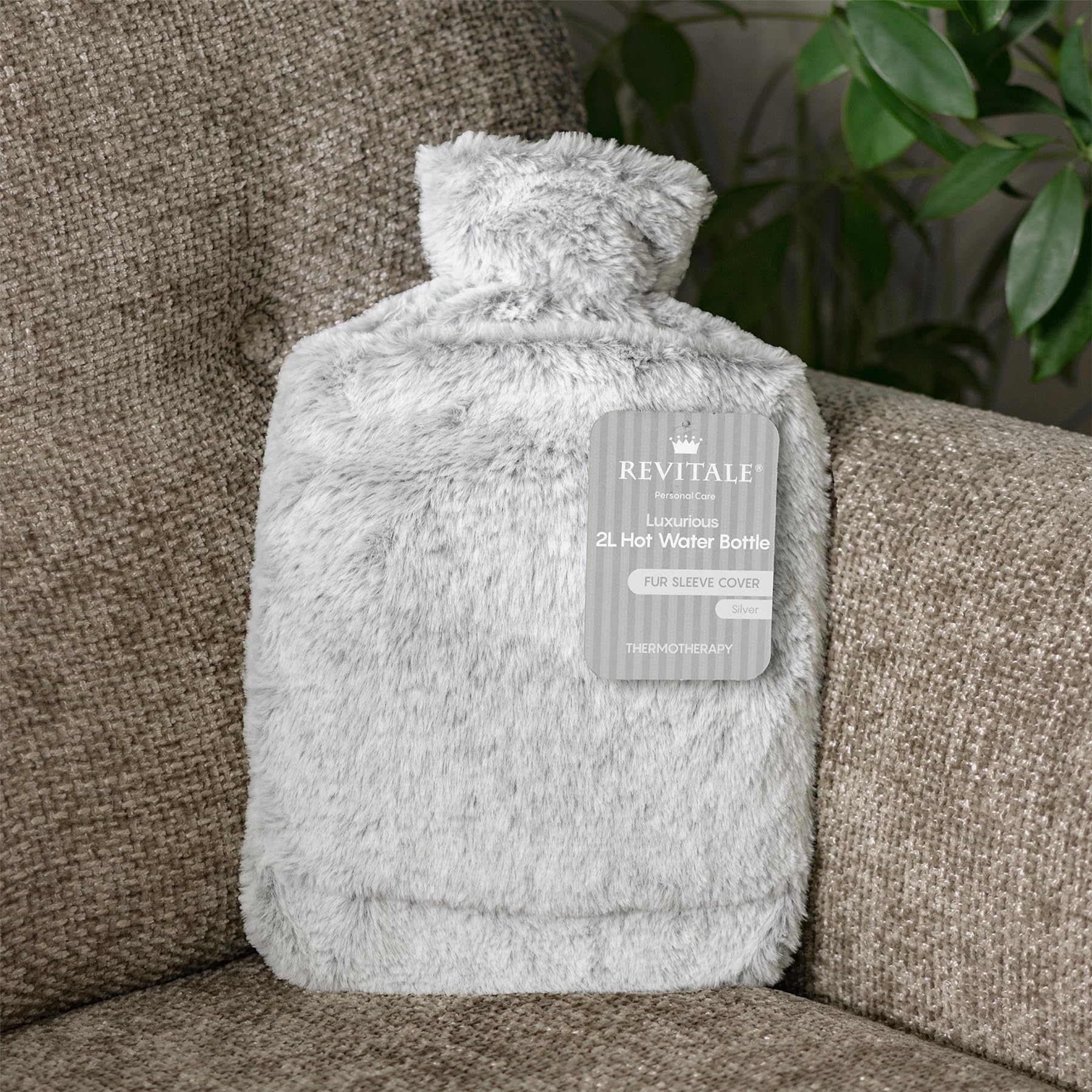 Revitale Bolsa de Agua Caliente de Lujo y Confort 2 Litros, Funda Suave tipo Manga, Caucho Natural Acanalado en un Lado, Norma Británica BS1970:2012, Duradera y a Prueba de Fugas (Plata – Manga)