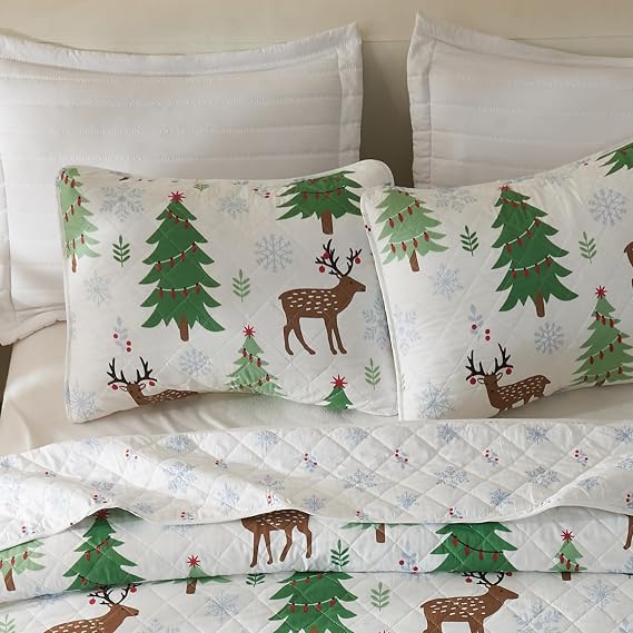 Great Bay Home 3-Piece Reversible Quilt Set with Shams. Microfiber Bedspread with Holiday Pattern. Holly Collection Holiday Quilt Set (Full/Queen)