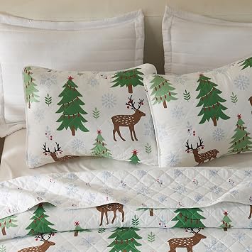 Great Bay Home 3-Piece Reversible Quilt Set with Shams. Microfiber Bedspread with Holiday Pattern. Holly Collection Holiday Quilt Set (Full/Queen)