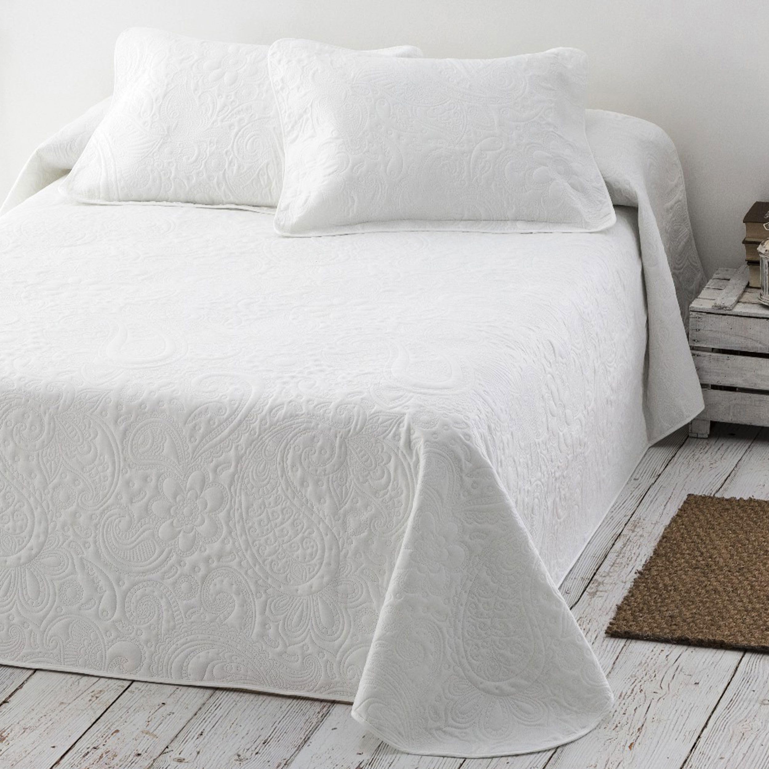 Dalina Textil – Bouti Bedspread for Summer and Transitional Bedspread, 90-100% Polyester, Bedspread Covers Thin Bed, Soft, 180 x 265 cm White with a Cushion Cover 50 x 65 cm