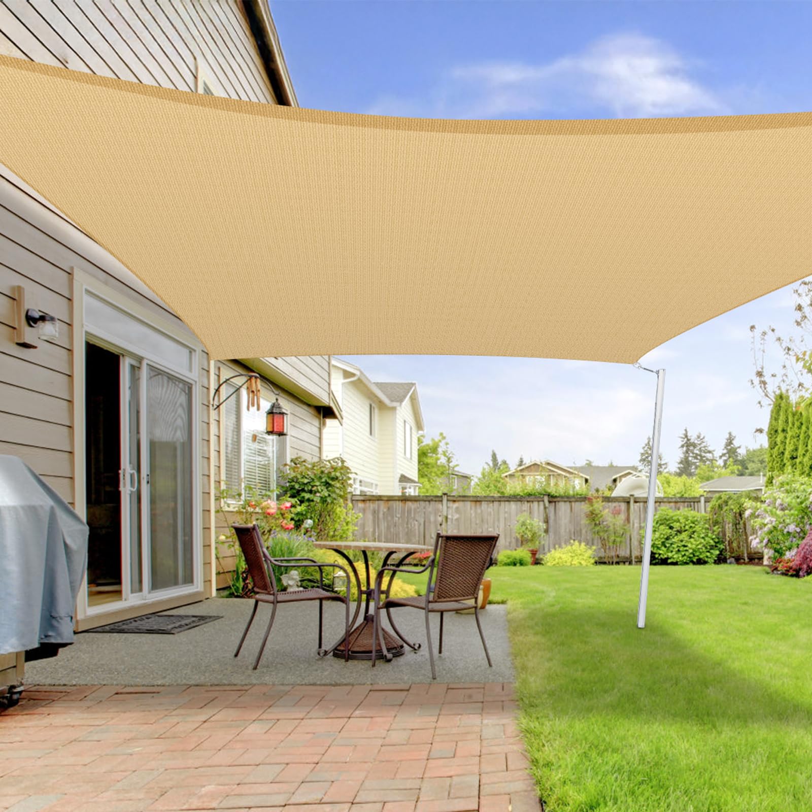 Store en tissu d'ombrage beige pour prolonger vos soirées d'été sur la terrasse du jardin