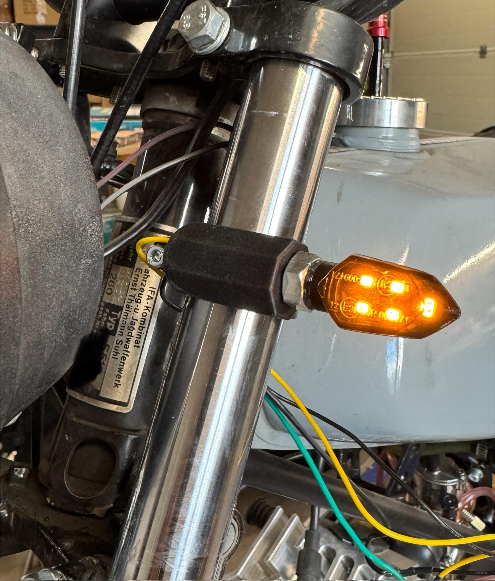 LED Blinkerset komplett für Simson S50 S51 S70-4x LED-Blinker & 4x Blinkerhalter vorne und hinten, LED-Blinkgeber, Anschluss-Set, 12V, E-geprüft, M8, Schwarz
