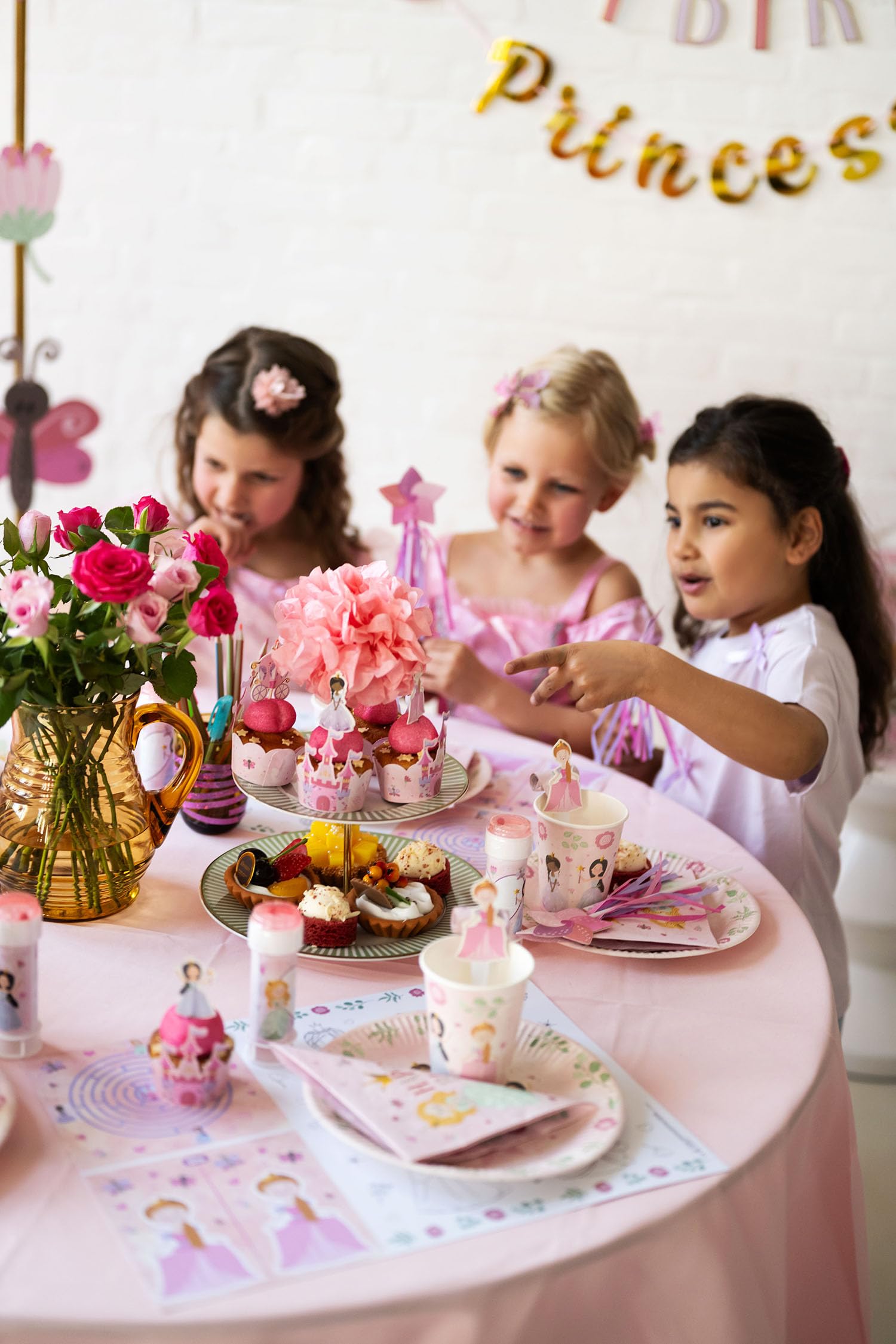 Set Stoviglie Per Feste Bambini Tema Principessa - 61 Pezzi Per 10 Ospiti, Con Piatti, Tazze, Cannucce, Tovaglioli E Tovaglia