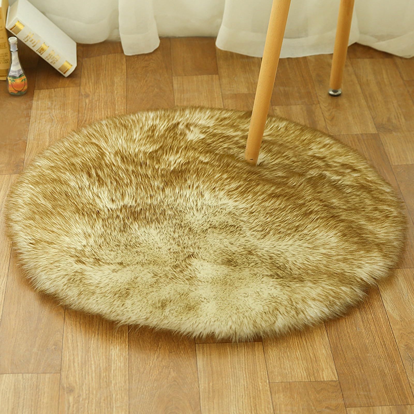 Tapis rond fausse peau de mouton pour créer un coin lecture cocooning