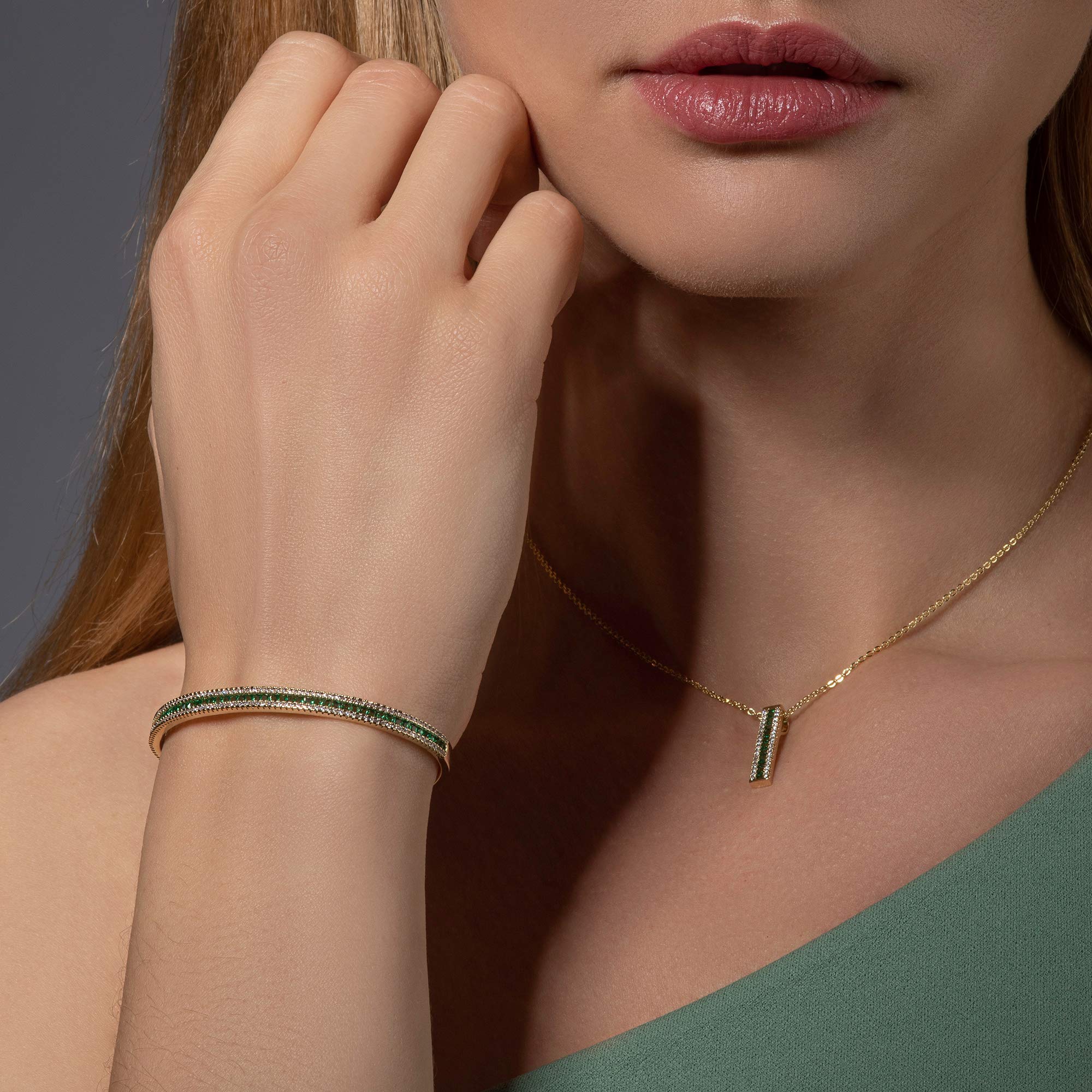 namana Armreif in Blau, Grün oder Bunt für Damen, Manschettenarmband in Silber oder Gold für Frauen mit blauen, grünen oder mehrfarbigen Steinen, Offener Armreif mit Geschenkbox