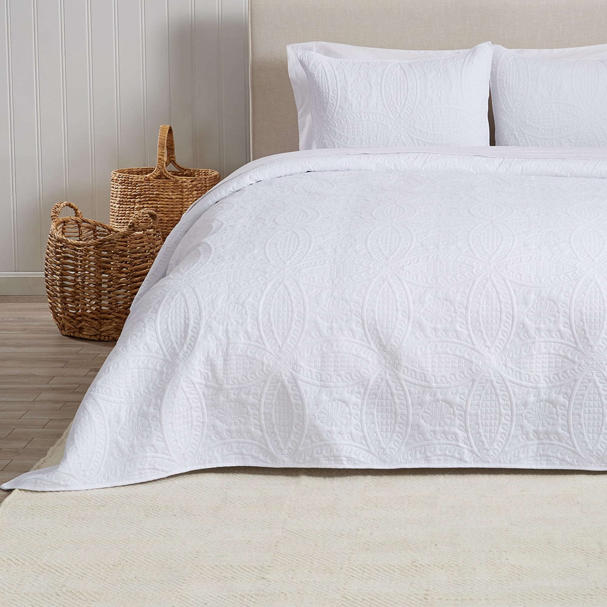Great Bay Home Oversized Full/Queen Quilt Set Includes Shams. Ultrasonic Design Lightweight Bedding for All-Season Bedspread, Optic White Summer Coverlet Bedding