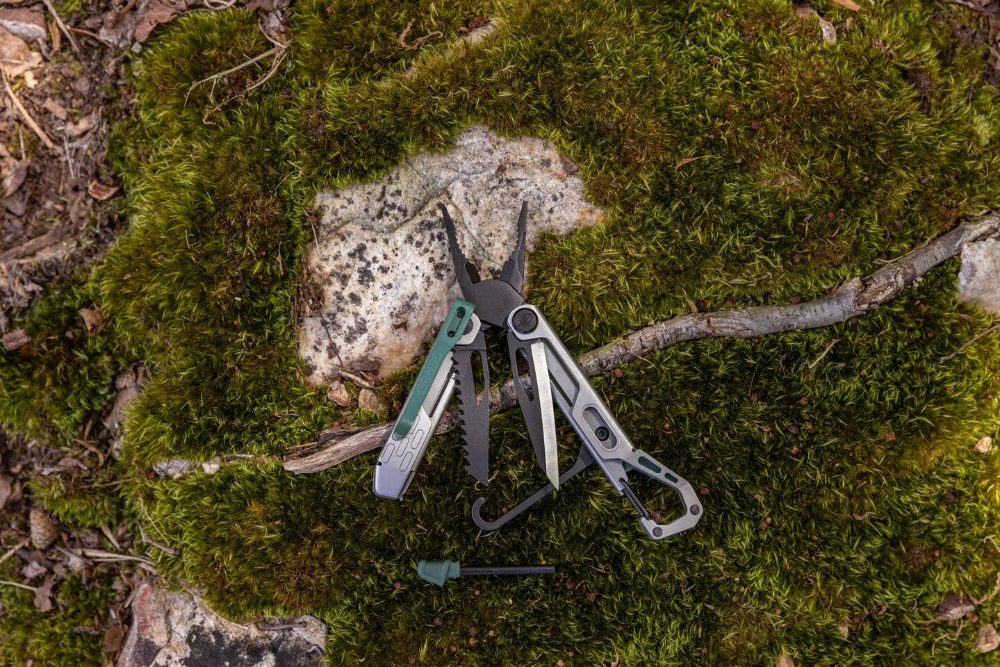 Gerber Multi-Tool mit 10 Funktionen, Stakeout Spark | Camping-Tool mit Frame-Lock Verriegelung, Zange, Feuerstarter, Karabiner u.v.m., Baltic Haze, 1070268