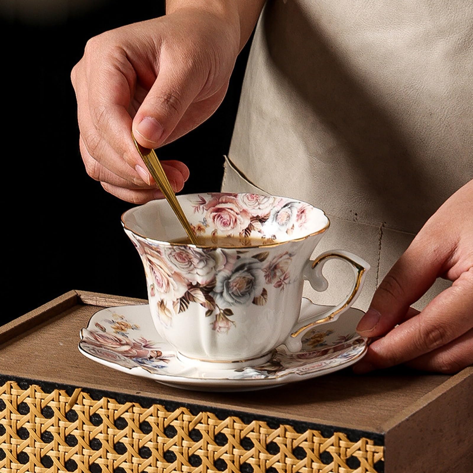 Zestaw ceramicznych filiżanek i spodków do kawy | Dekoracja kuchni: Zestaw filiżanek i spodków do kawy z kwiatowym wzorem w róże
