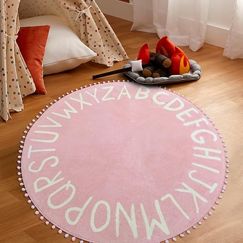 Alfombra redonda rosa para dormitorio de niñas, 47 x 47 pulgadas, alfombra lavable ABC para guardería, alfombras para niños pequeños con pompones y