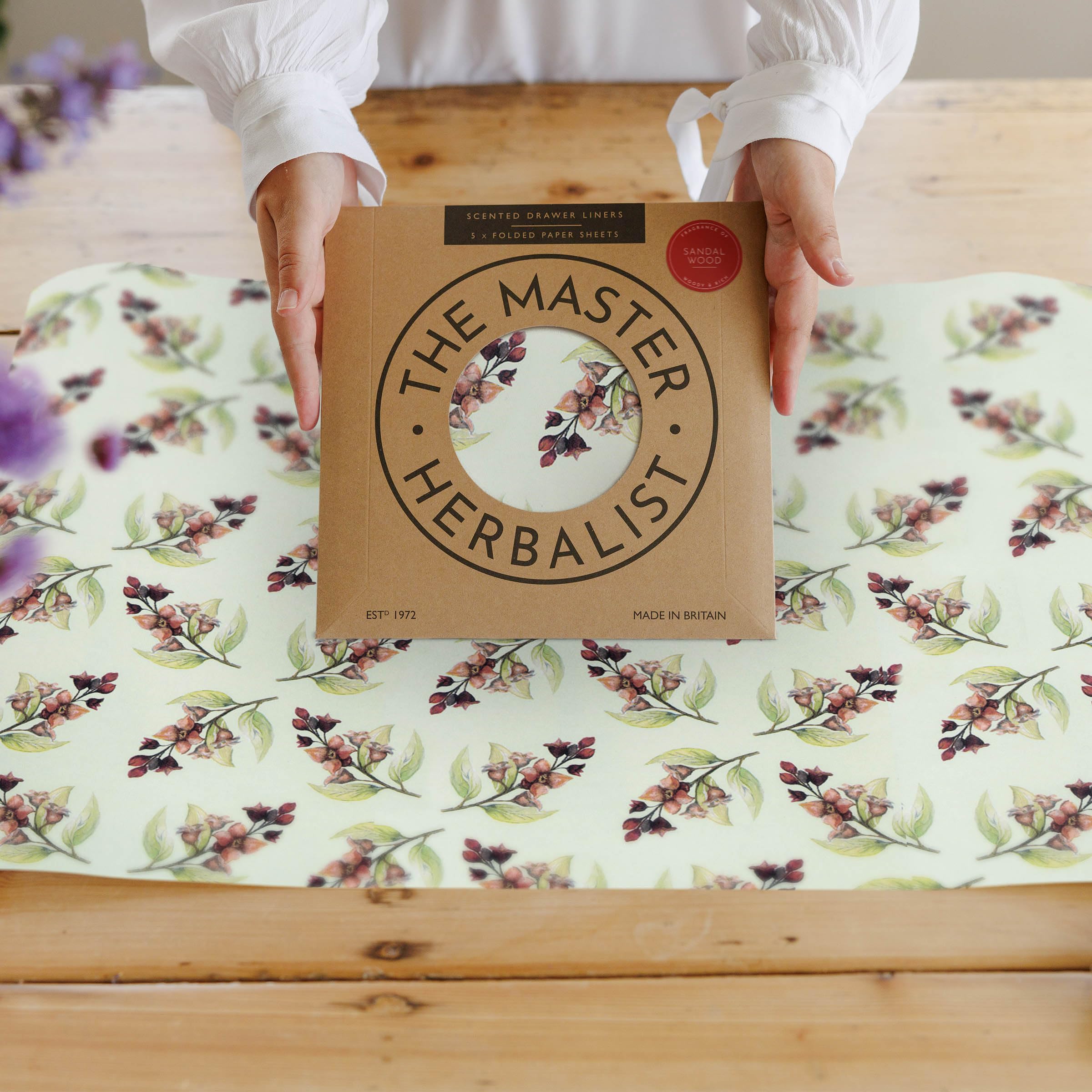 The Master Herbalist Fodera Profumata per Cassetti (Piegata) | Confezione da 5 Fogli | Contiene Oli Essenziali (Sandalo | Floreale, Folded)