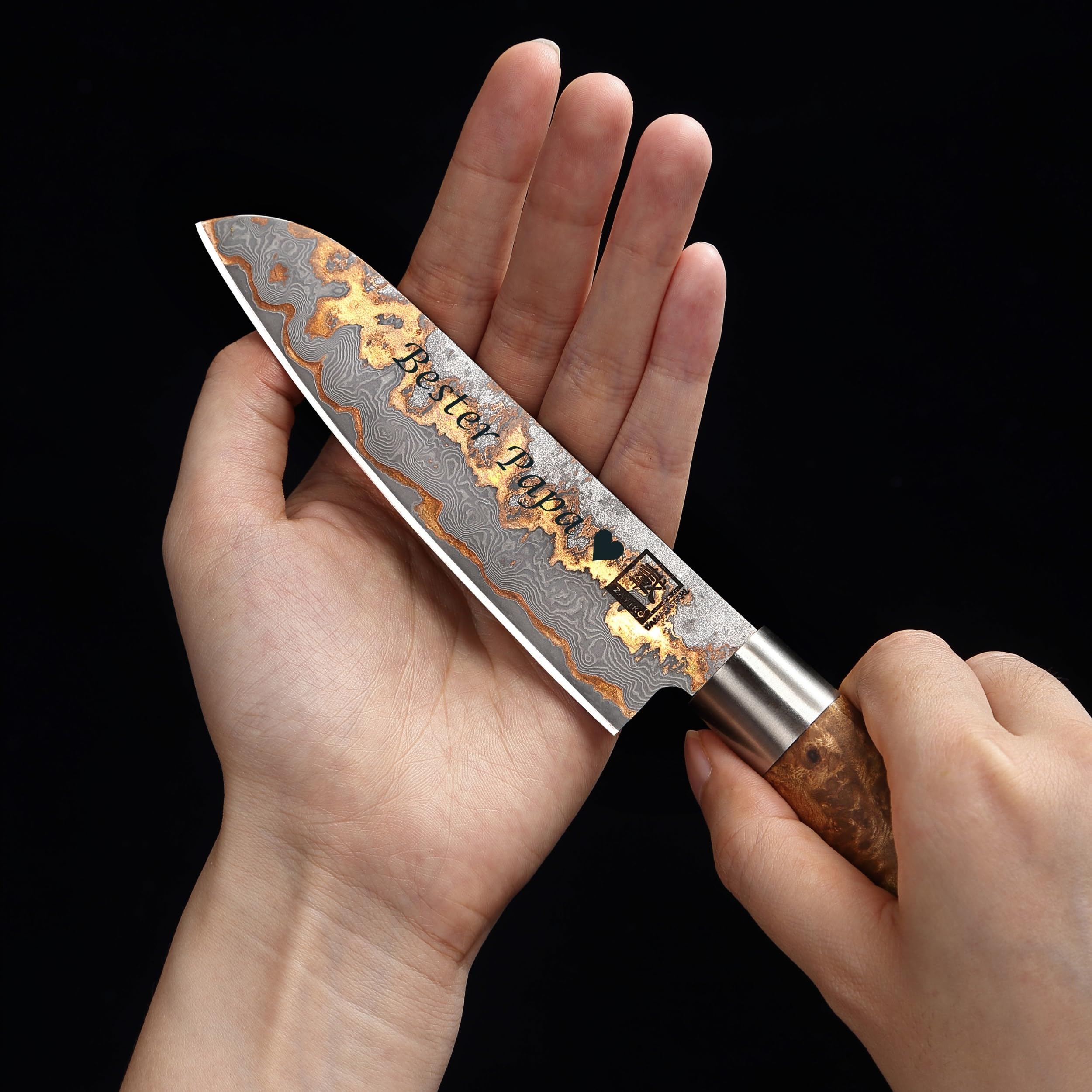 zayiko MysticMagma kleines Santokumesser mit Gravur – Personalisiertes Messer, 12 cm Damaststahl-Klinge, Kupfer- & Bronzeinlay, Ahornwurzelholzgriff – Messer mit Gravur personalisiert, Geschenkbox