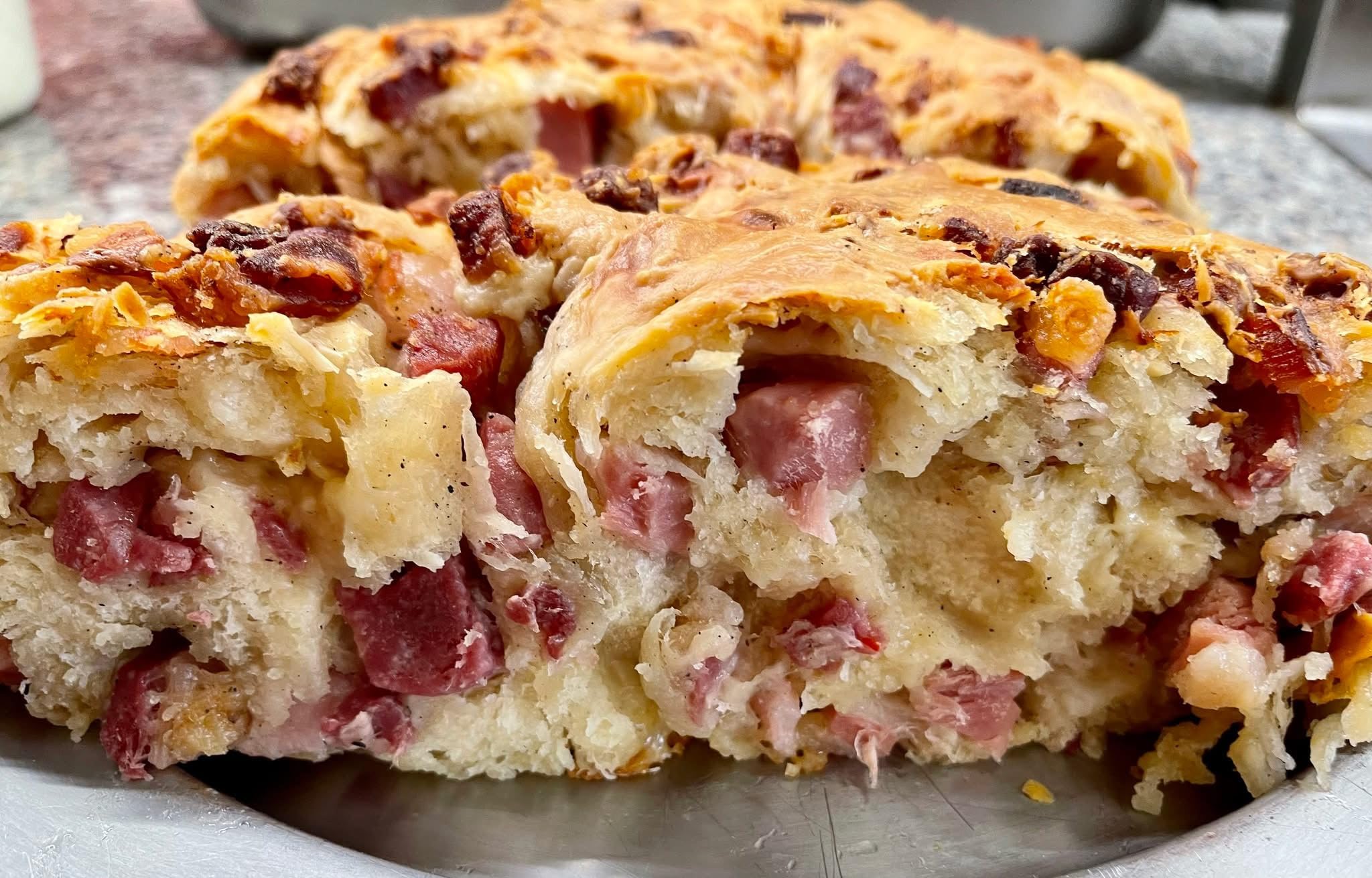 Kg 1,5 Casatiello Napoletano Artigianale, Lunga Lievitazione, con Salumi e Formaggi, Forma ad Anello.