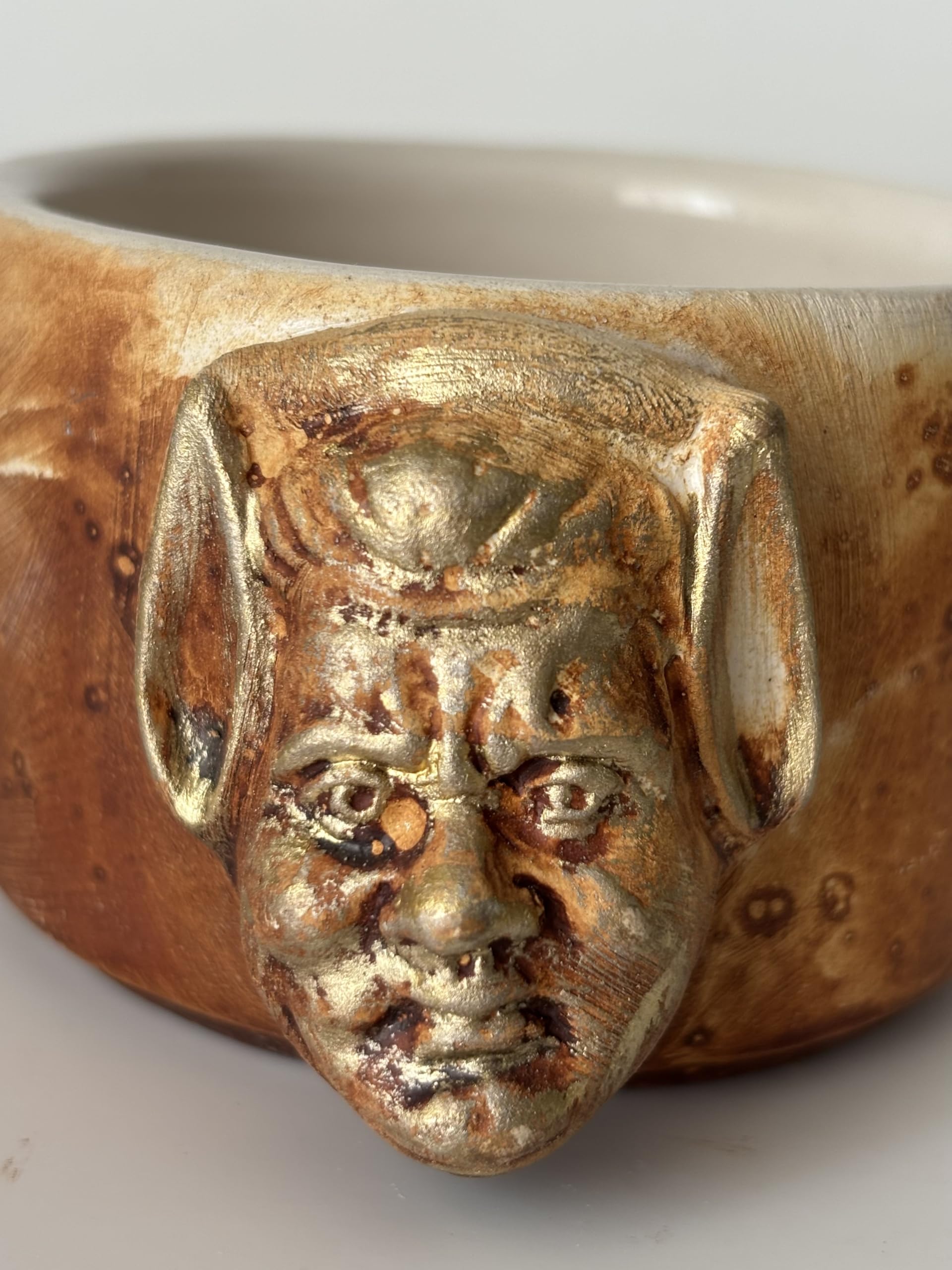 El Yapımı Seramik Dekoratif Kupa – Antik Altın Mask Detaylı Kupa - Frig Serisi Altın Mask Kupa