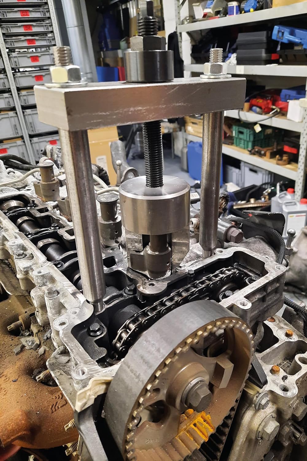 Close-up of the Laser 9177 Injector Extractor Set in operation, showing the force screw being tightened.