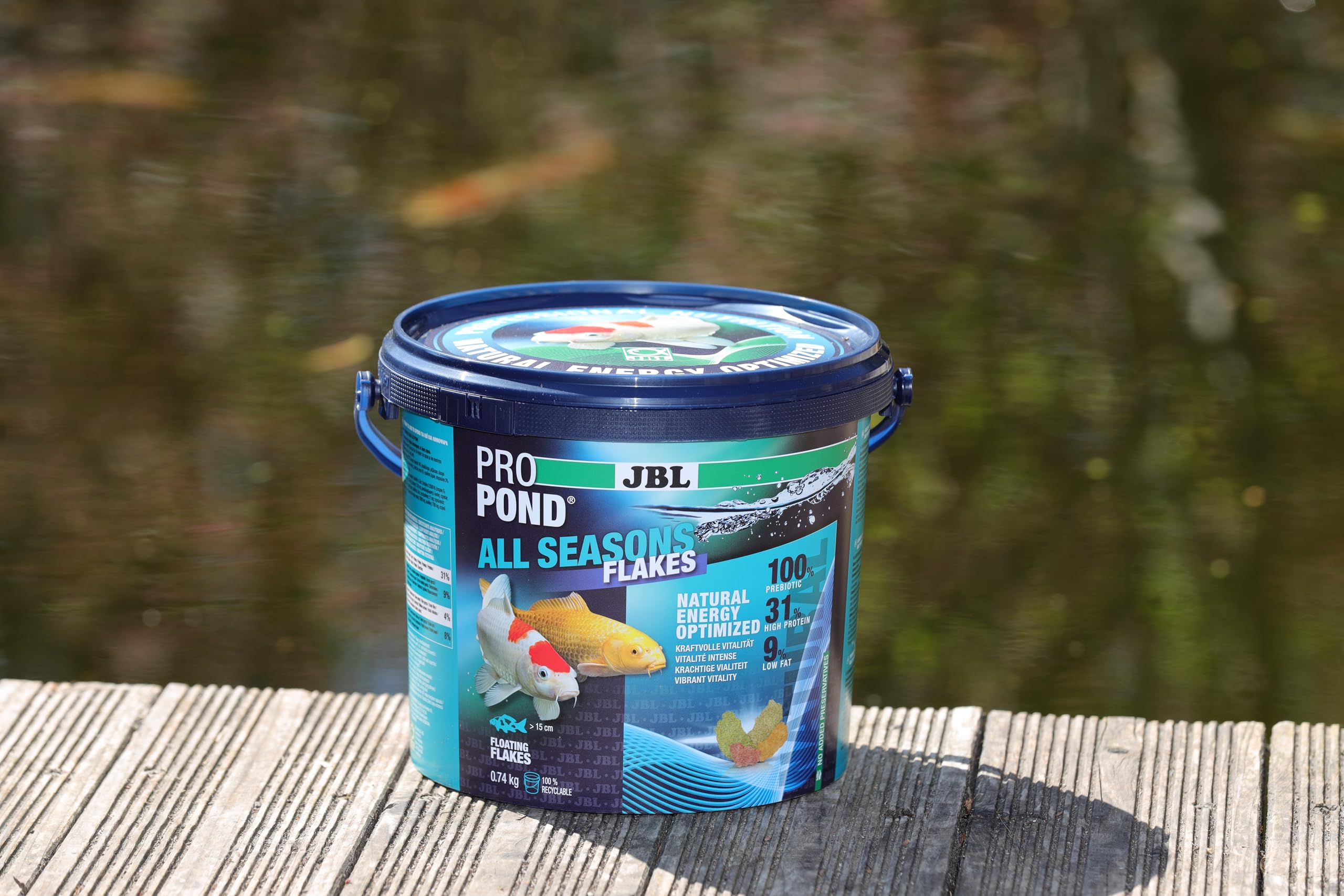 JBL PROPOND All Seasons Flakes 0,74kg (5,5 L) | Ganzjahresfutter Flocken für alle Teichfische | Gesunde & ausgewogene Ernährung | Schwimmend | ab 10 °C