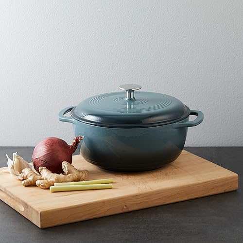 Vista 40 de Horno holandés cubierto de hierro fundido esmaltado Yaxa Basics, 6 cuartos de galón, color azul marino.