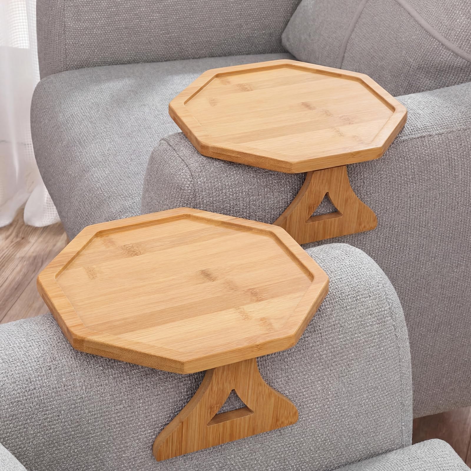 Chumia Bandeja para reposabrazos de sofá, bandeja plegable octogonal de bambú para reposabrazos, mesa de sofá con clip para bebidas, aperitivos, teléfono, control remoto (2 piezas)