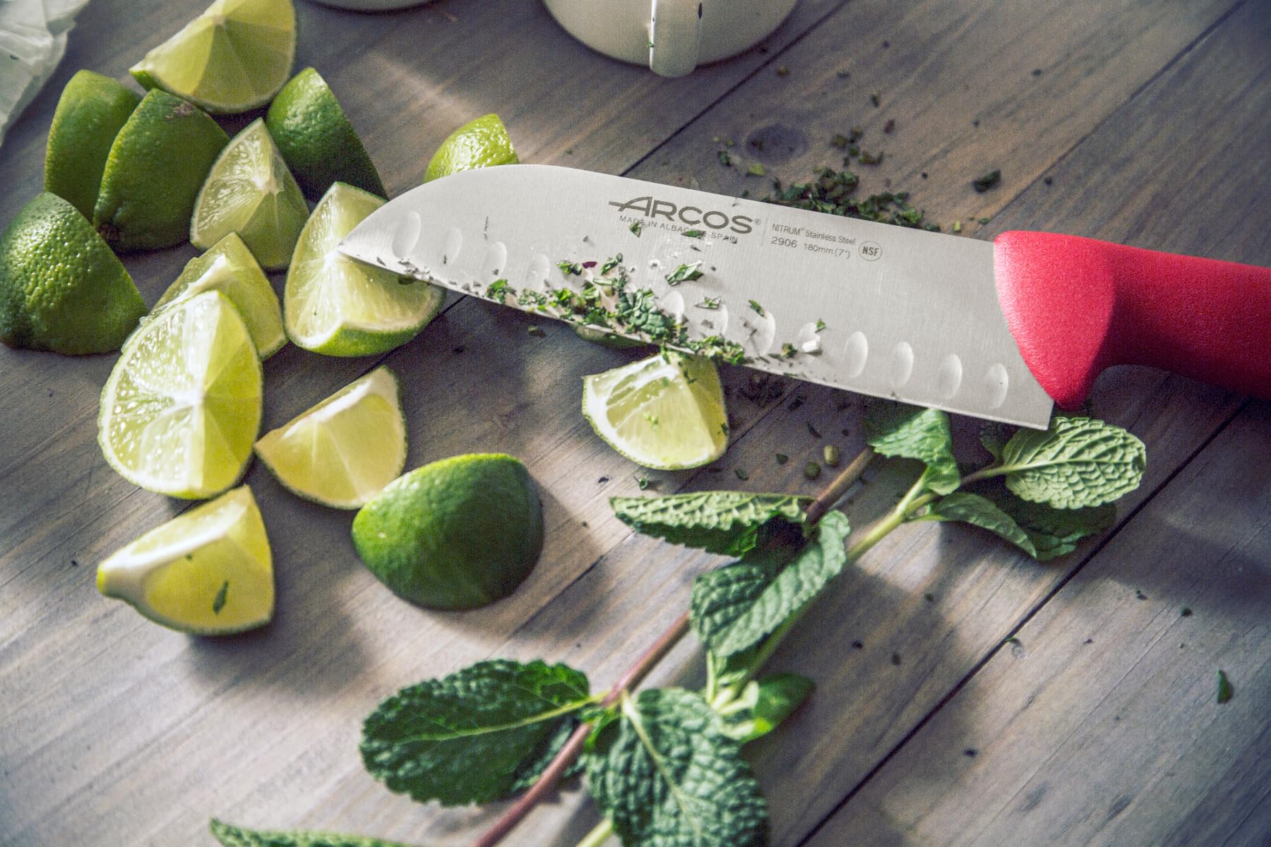 Arcos 290622 seria 2900-santoku azjatycki nóż ostrze nitrm 180 mm (7,09 cala) - uchwyt polipropylenowy czerwony kolor, 18/8 stal nierdzewna