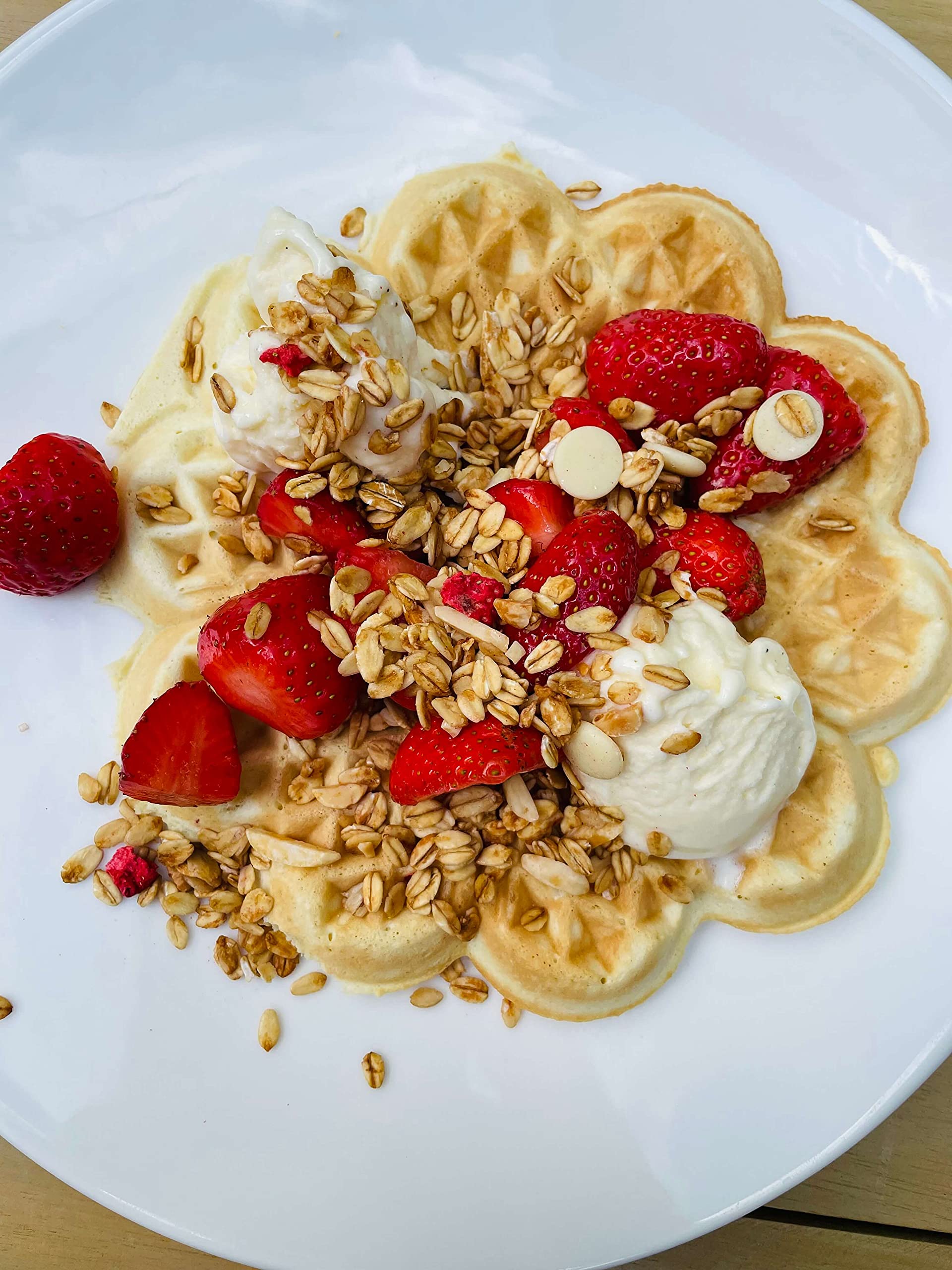 Crunchy Queen Rosaroter Erdbeer & weißer Schoki Traum Granola Knuspermüsli | Handgemacht | Crunchy Topping für Smoothiebowl & Müsli | Müsli ohne Zucker | 100% natürlich | 3 x 340g