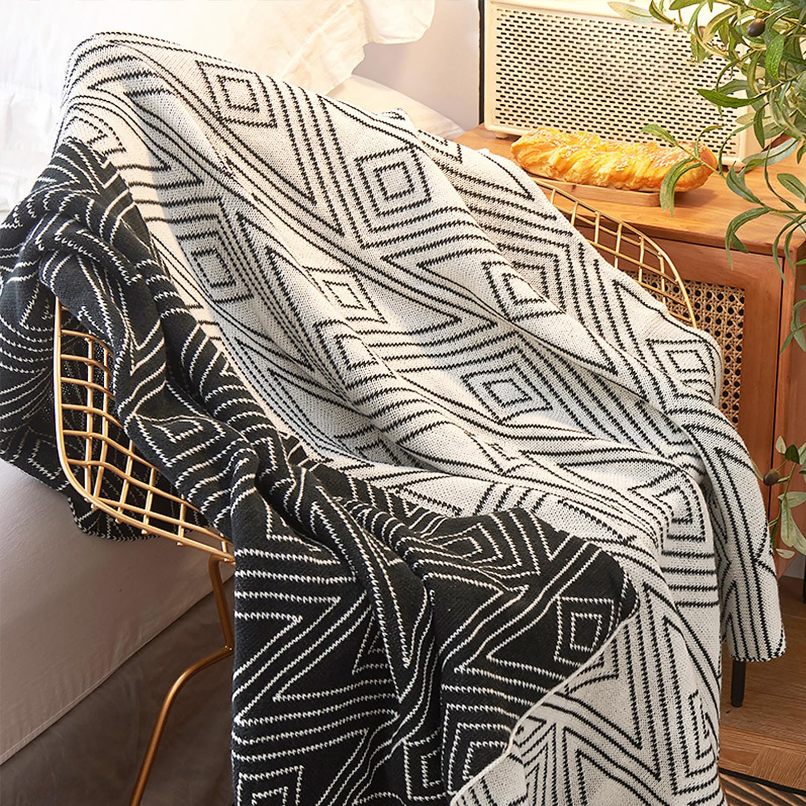 Coperta bianca e nera per letto queen size, lavorata a maglia, moderna, morbida, leggera, in tessuto, per divano, letto e soggiorno, bianco e nero (152 x 203 cm)