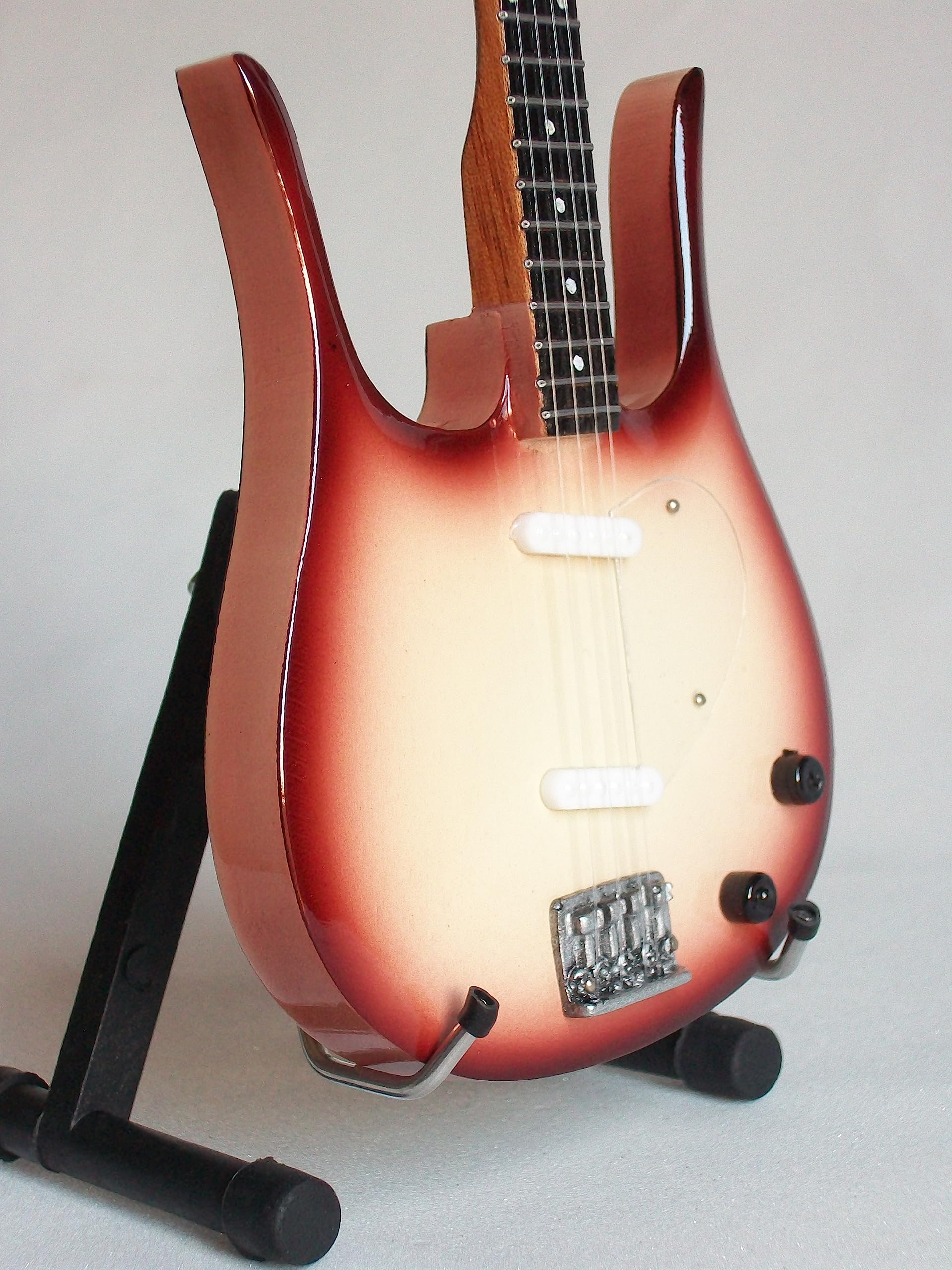 Guitare basse miniature Lyre danelectro - Victoria de Angelis de Maneskin