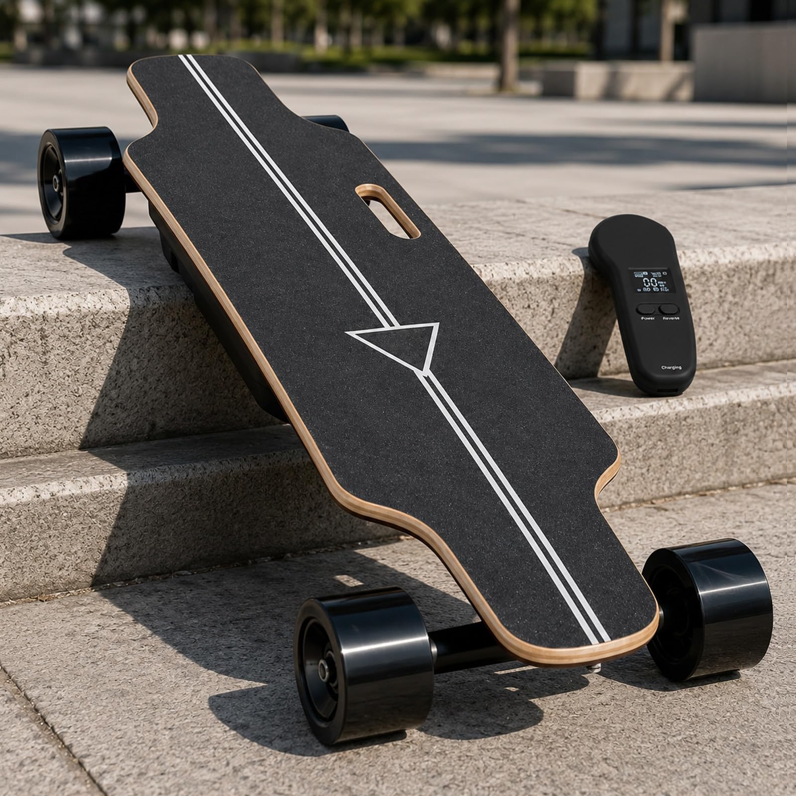 Skateboard électrique, longboard 350 W avec télécommande, 4 options de vitesse, portée de 15 km, pont en érable léger à 7 plis, roues en polyuréthane pour les trajets en ville et les voyages sur le