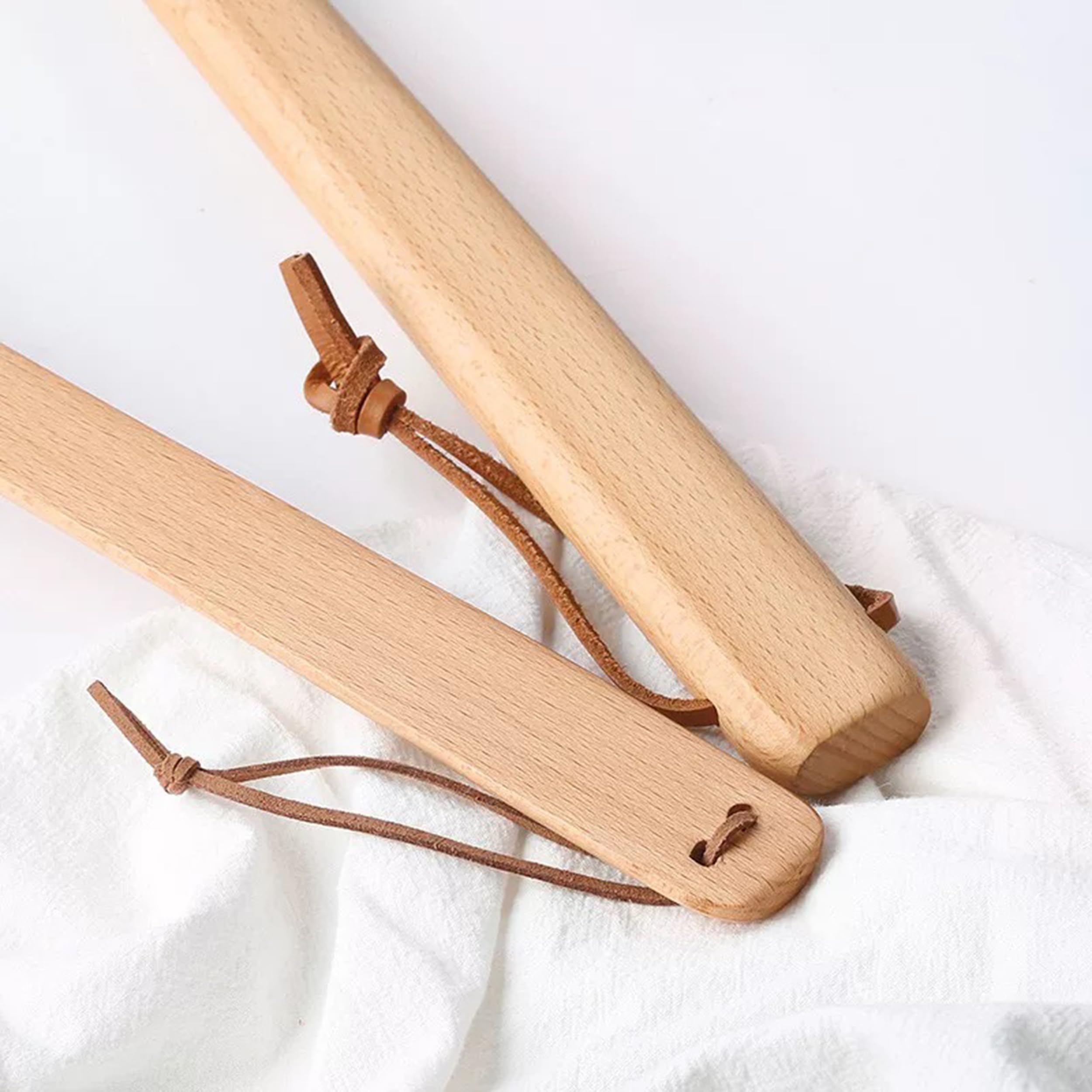 Łyżka do butów z drewna, długość 72 cm, naturalny materiał drewniany, ze skórzanym paskiem, pomoc w zakładaniu butów