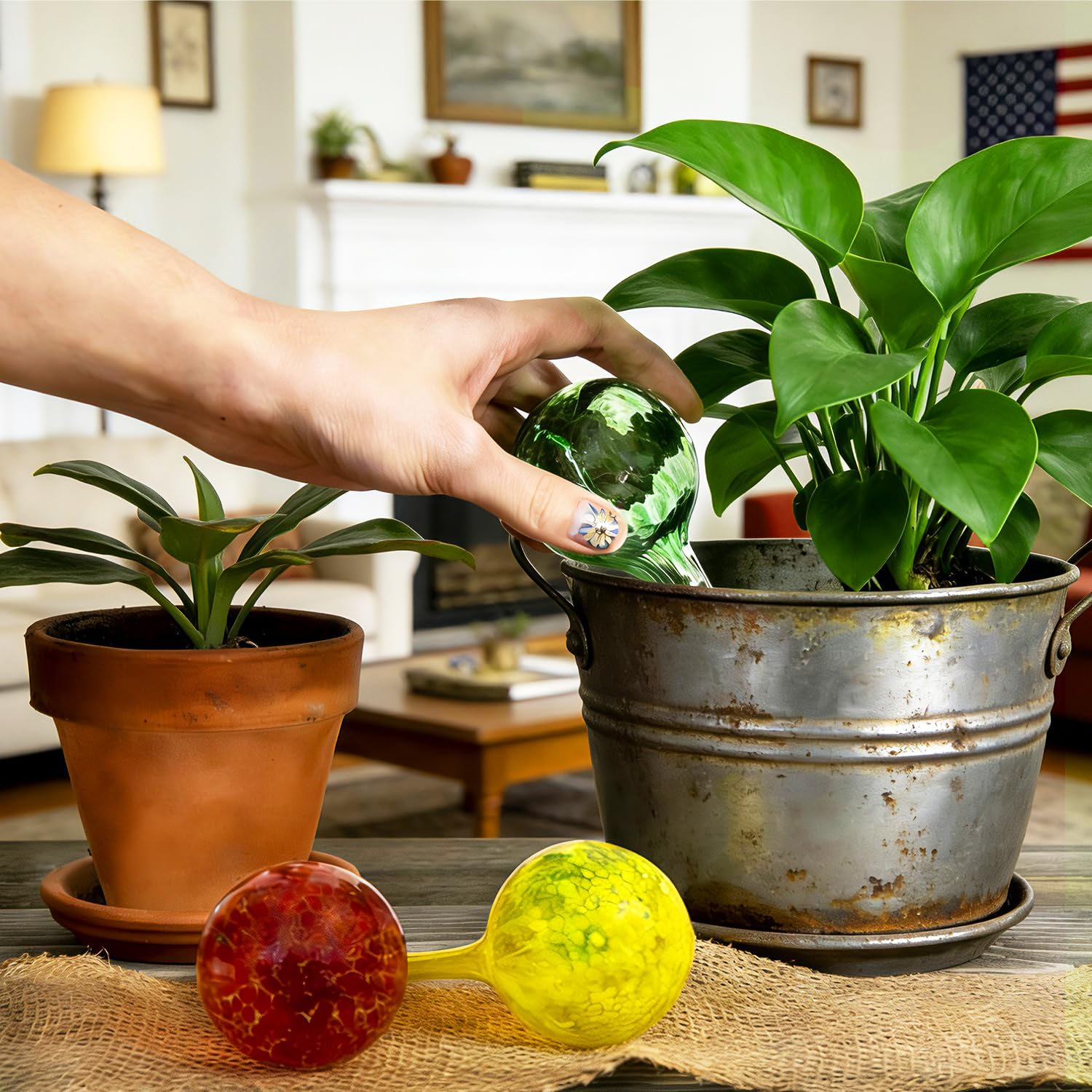 Lot de 6 petits globes d'arrosage automatique pour plantes en verre coloré pour pots d'intérieur, ampoules auto-arrosantes pour l'entretien des plantes de vacances, système d'irrigation goutte à