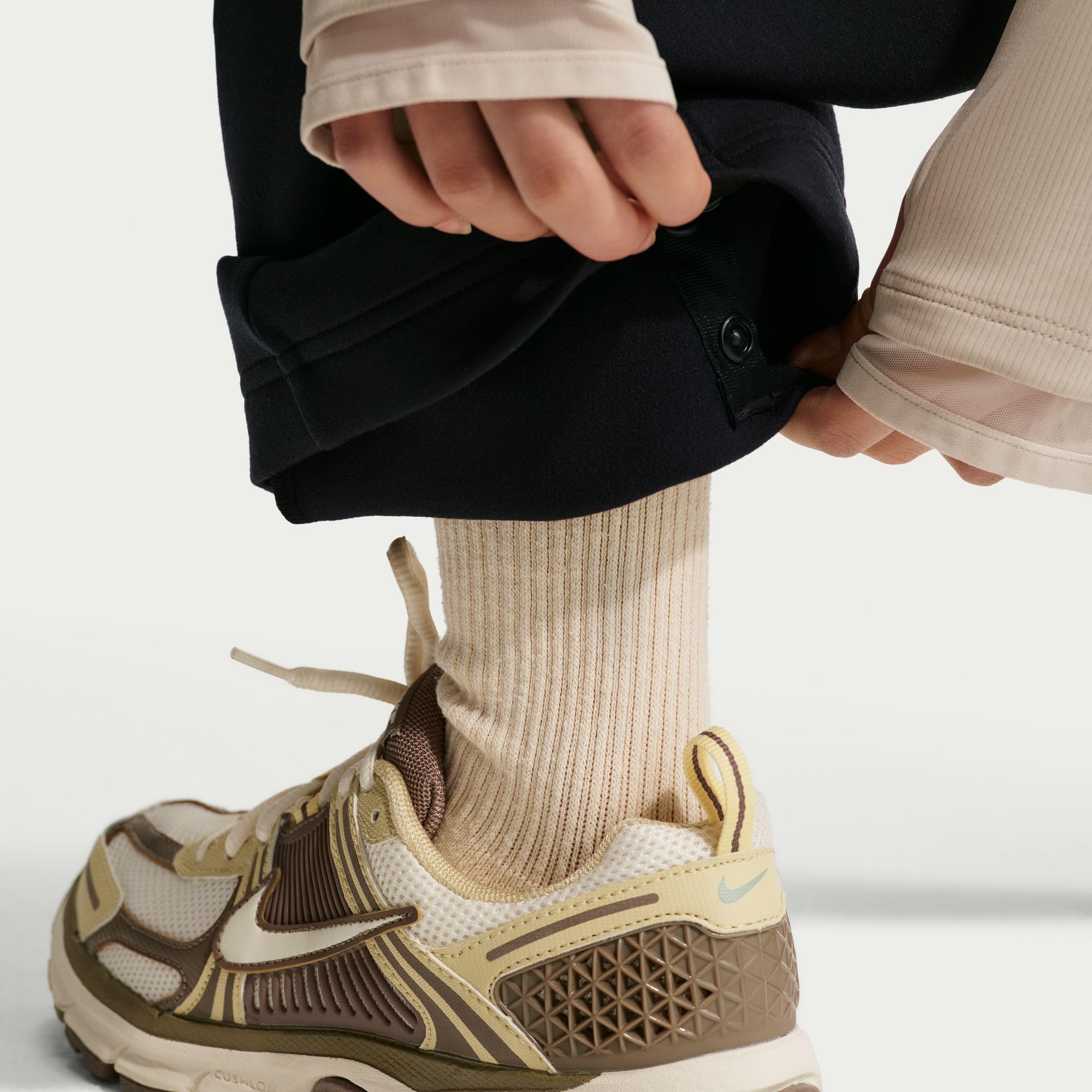 NIKE MAVN Strickhose mit Therma-FIT-Technologie und hohem Bund für Mädchen, IM1764
