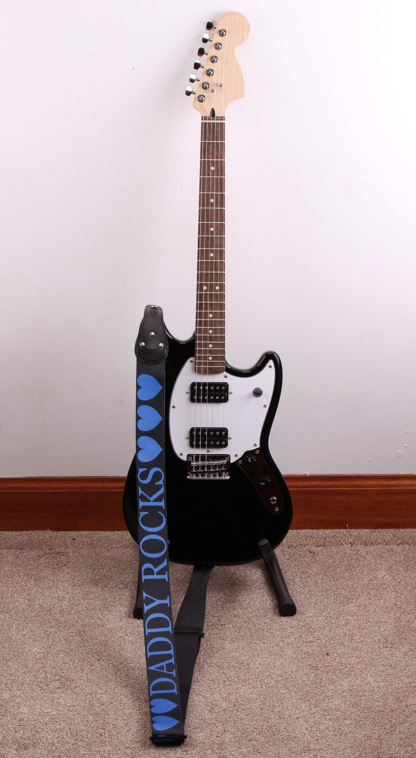 Tracolla per chitarra, personalizzabile con qualsiasi testo a scelta di colori, carattere e motivo [nome della fascia, dedica preferita o frase] estremità in pelle, cravatta e porta plettri.