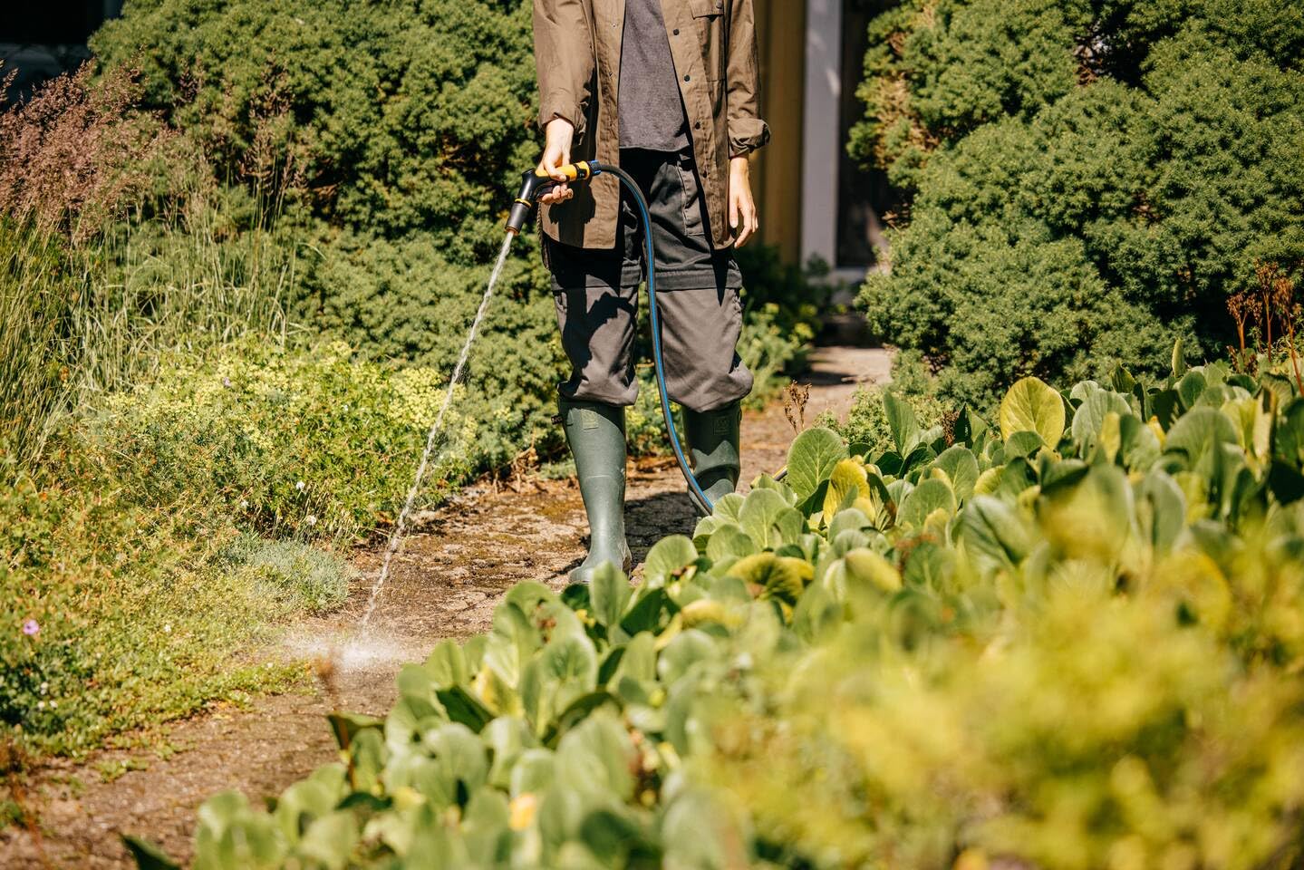Fiskars Wąż ogrodowy M-L, Solid, wąż do ręcznego podlewania, 13 mm 1/2, długość: 25 m, uniwersalne złącze, ochrona przed promieniowaniem UV, ochrona przed mrozem, odporny na skręcanie, niebieski