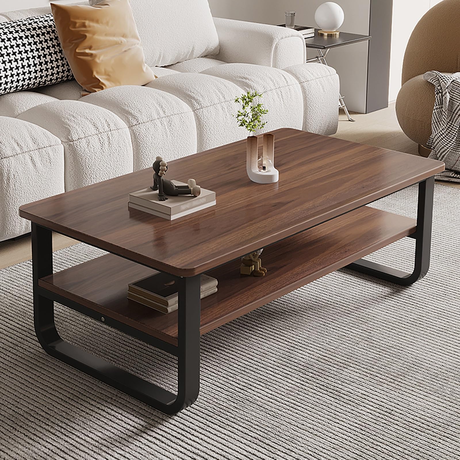 Table basse carrée pour un salon chaleureux et moderne