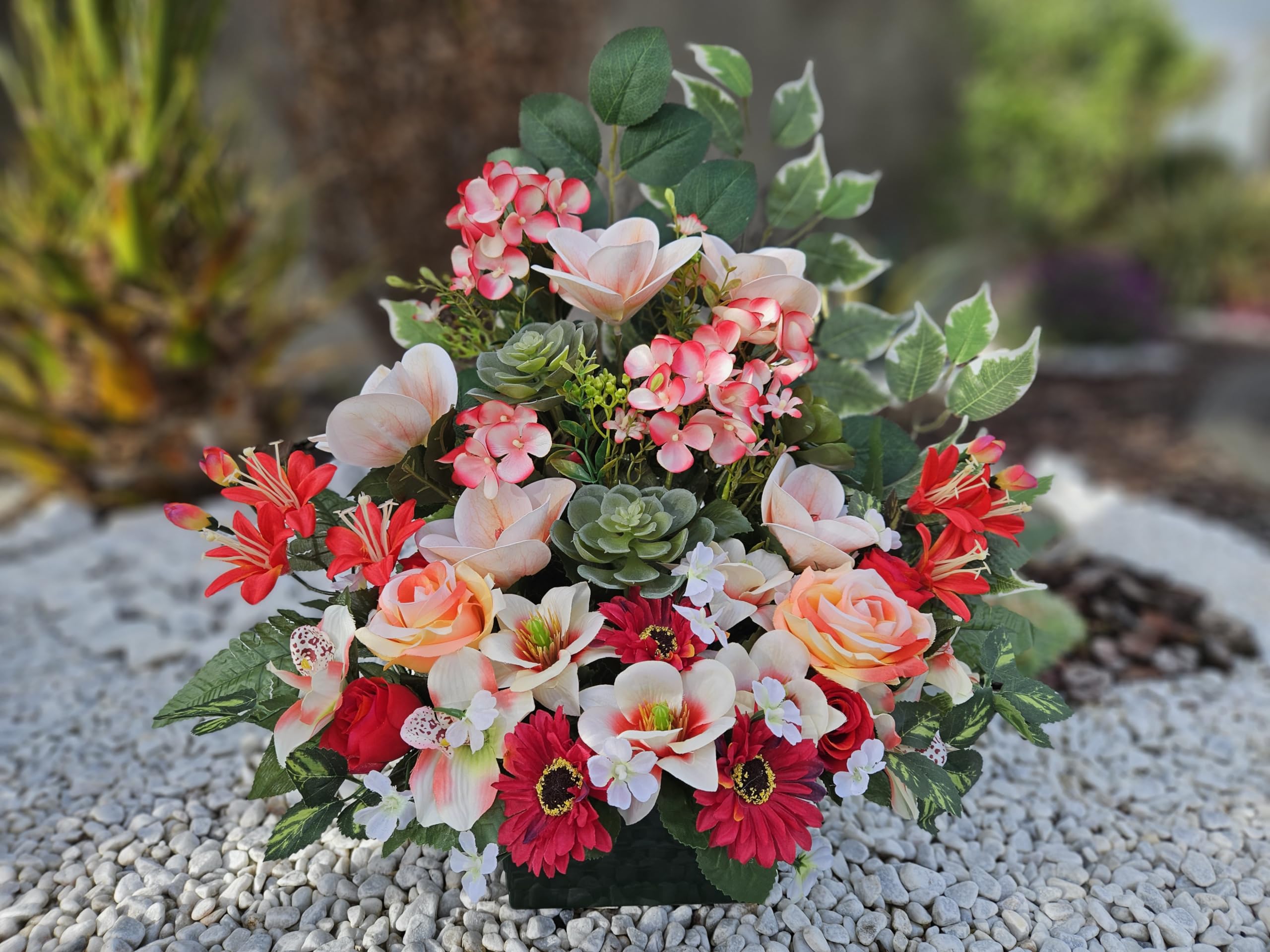 Composition De Fleurs Artificielles. Réalisé par Nos Soins, Fleurs De Qualité. Haut 47cm.