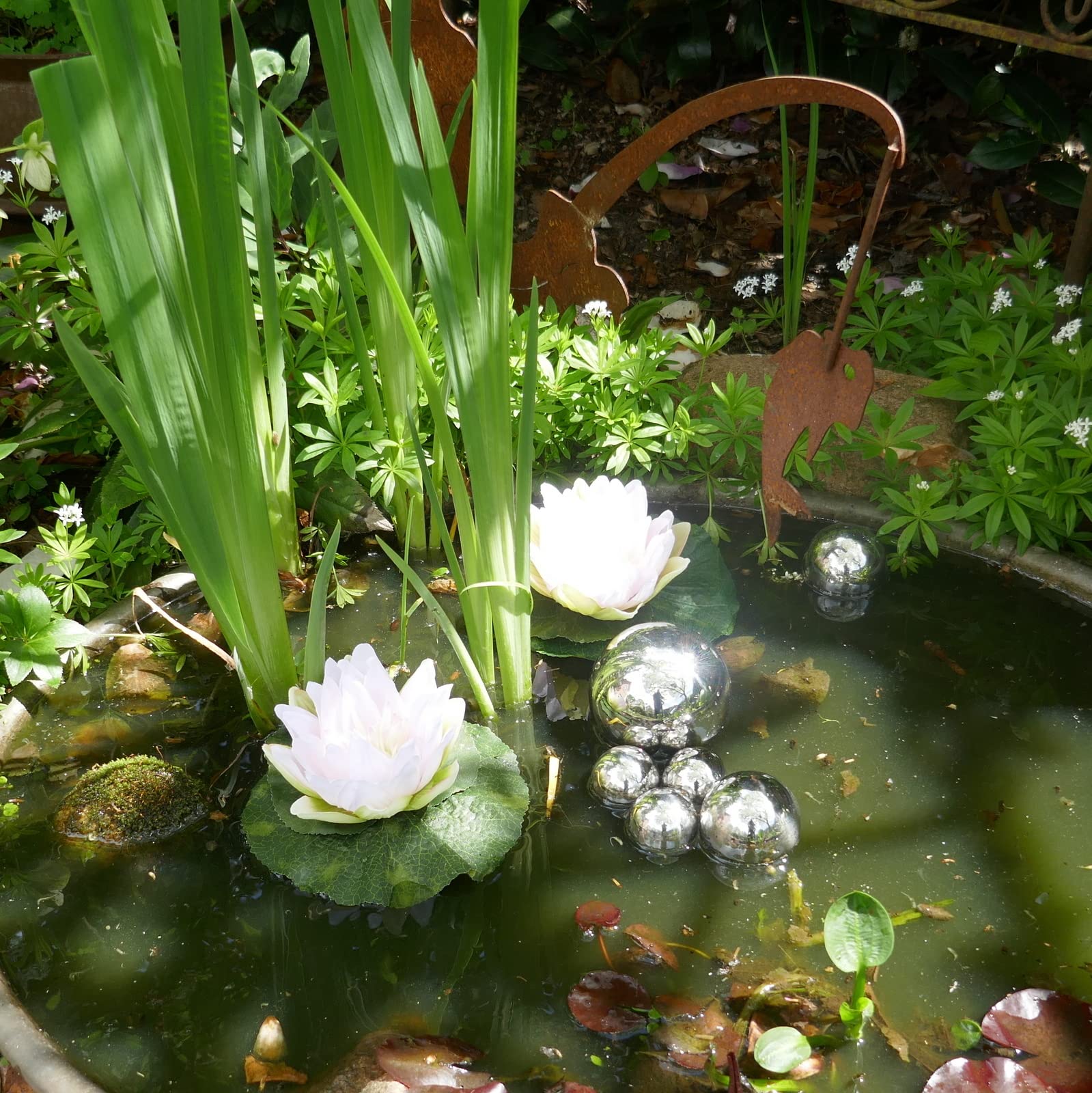 Storm's Gartenzaubereien Miniteich Komplettset mit 2 Seerosen Weiss - 6 Schwimmkugeln - Teichkugeln in Silber - Teichdeko - Miniteich - Gartendeko