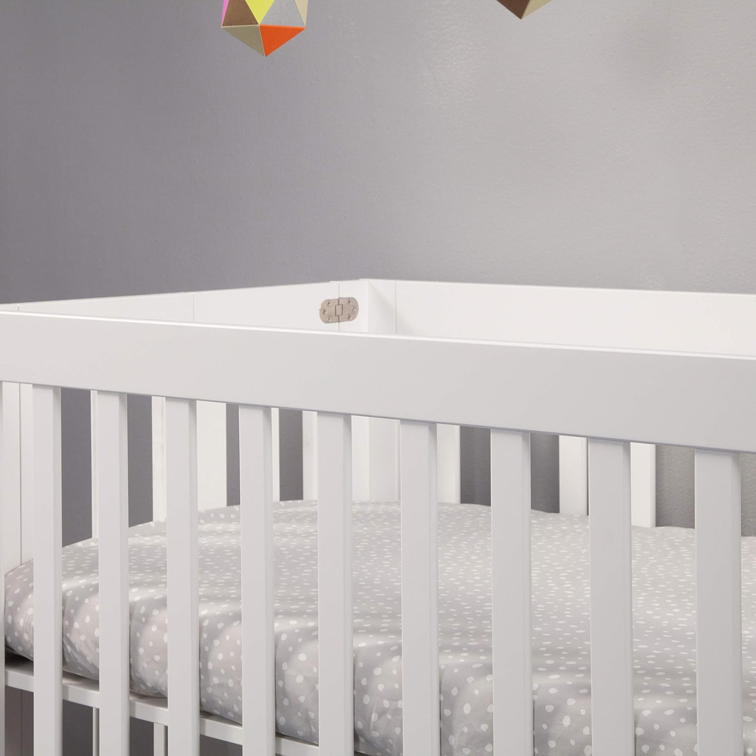 Babyletto Origami Mini cuna portátil plegable con ruedas en blanco 2