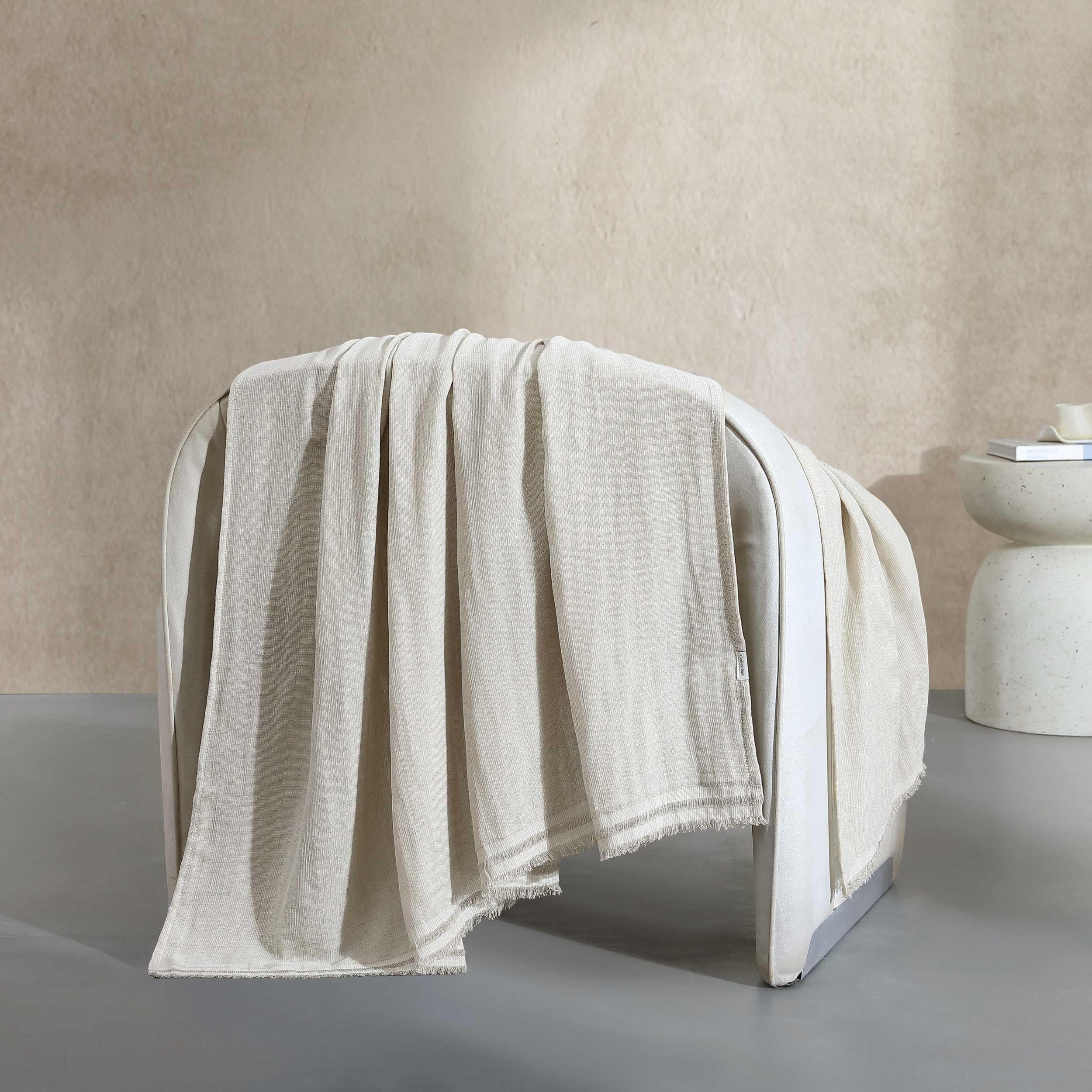 Calvin Klein - Copriletto, biancheria da letto a trama fine con bordi sfilacciati, leggera e traspirante, perfetta per letto, divano o sedia, certificata Oeko-Tex (beige, 152,4 x 177,8 cm)